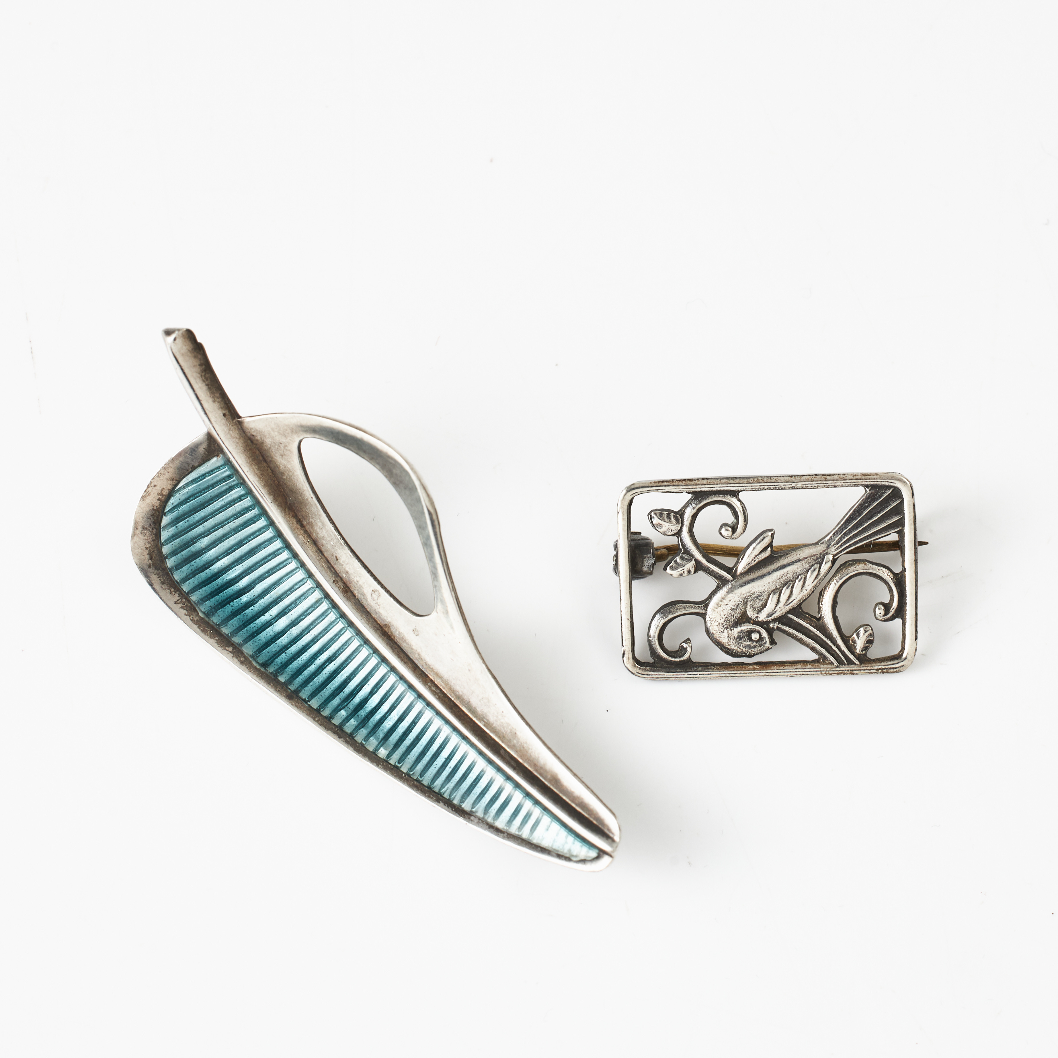 ATELIER BORGILA, brosch, sterlingsilver, turkos emaljdekor, Stockholm 1957, F. HINGELBERG, brosch, silver, dekor med en fågel i en fyrkant, Aarhus/Danmark, 1950/1960-tal.