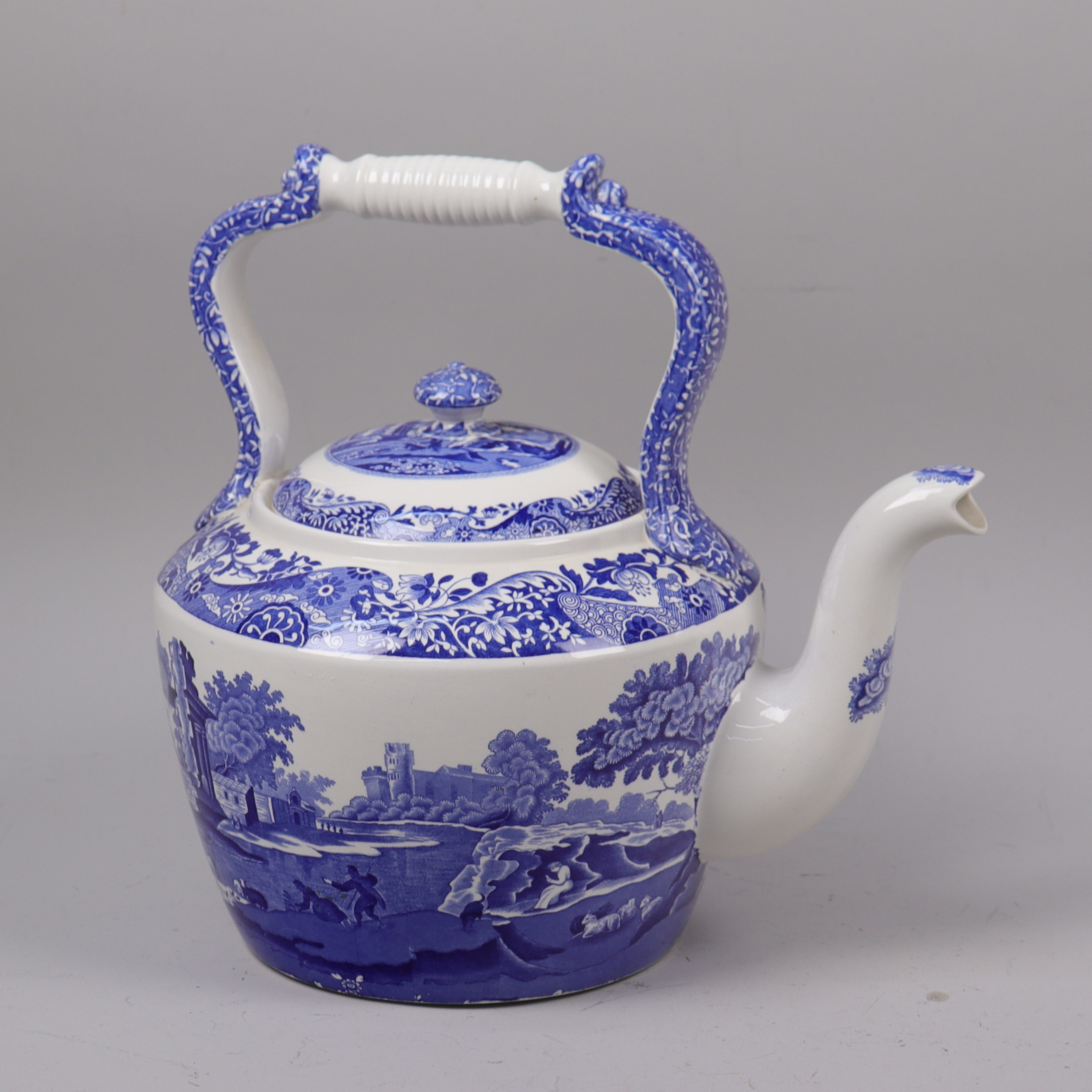 STOR TEKANNA, "Spode´s Italian", Copeland, England, flintgods med blå slottsdekor, 1900-talets andra hälft.