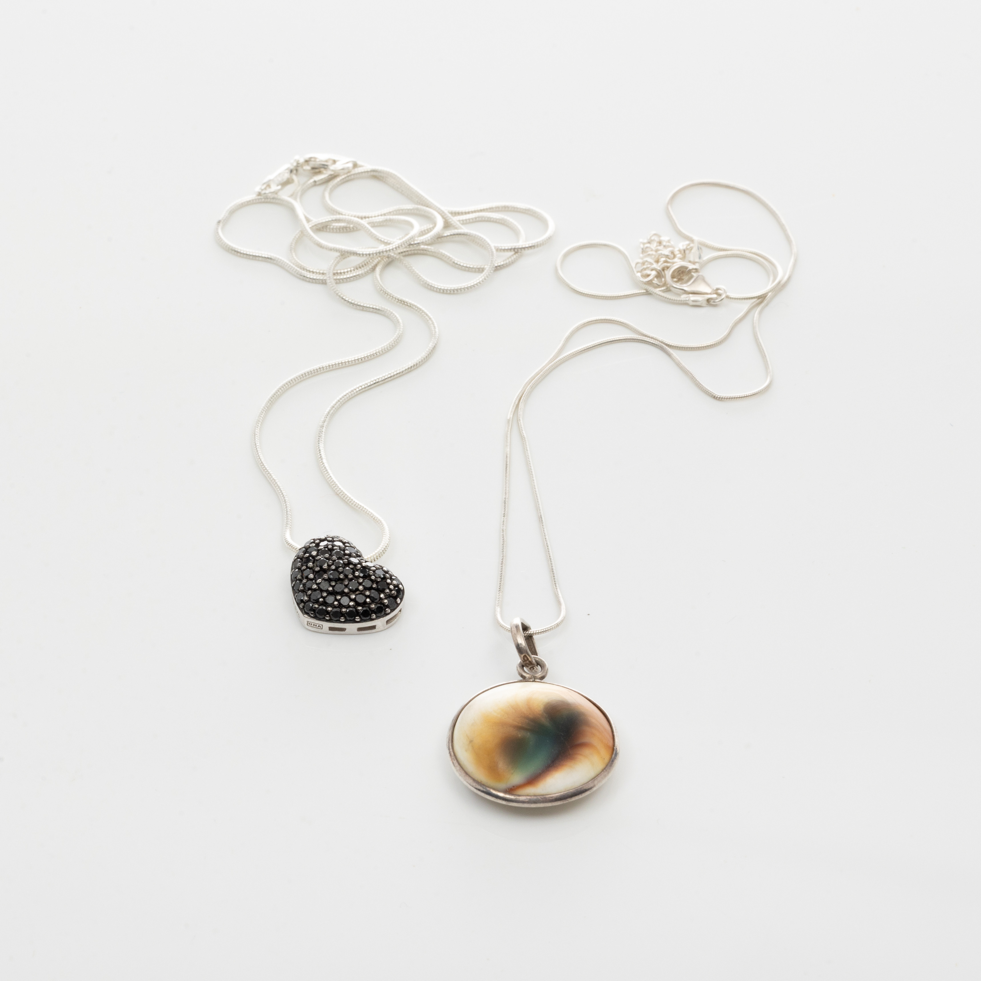 COLLIER, 2 st, Sterlingsilver, Cubic zirkoner & snäckskal.