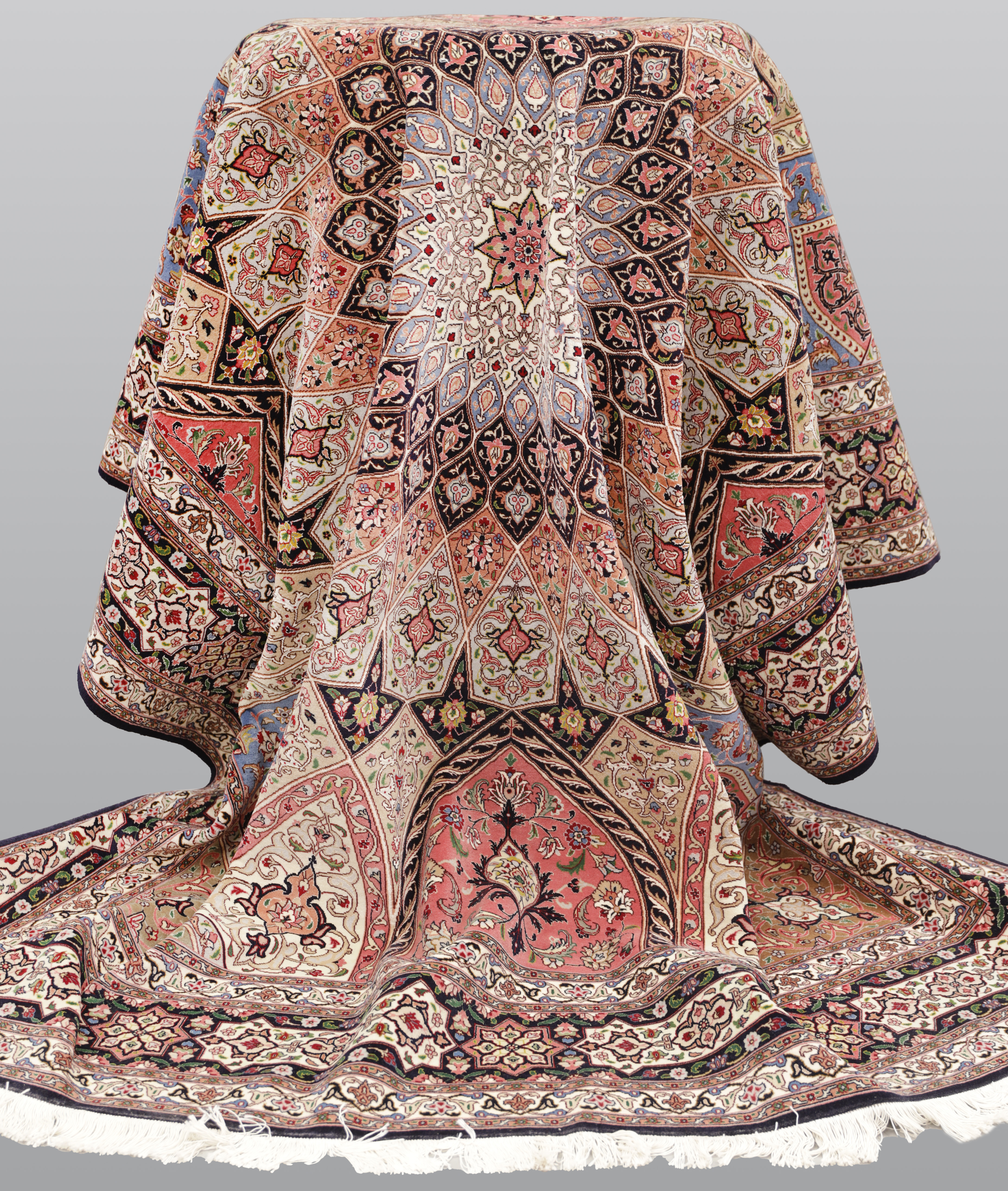 MATTA. Täbriz part silk, s.k 50 radj, ca 500.000 knutar/kvm, 300 x 250 cm.
