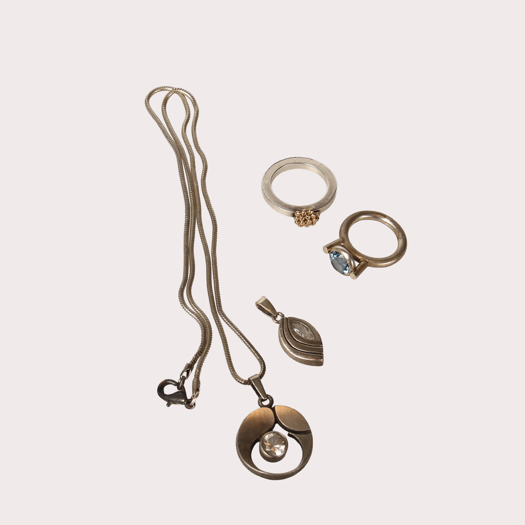 HALSBAND, BERLOCKER, RINGAR, silver, bla K Laine Finland, totalt 26,1 gram, 5delar.