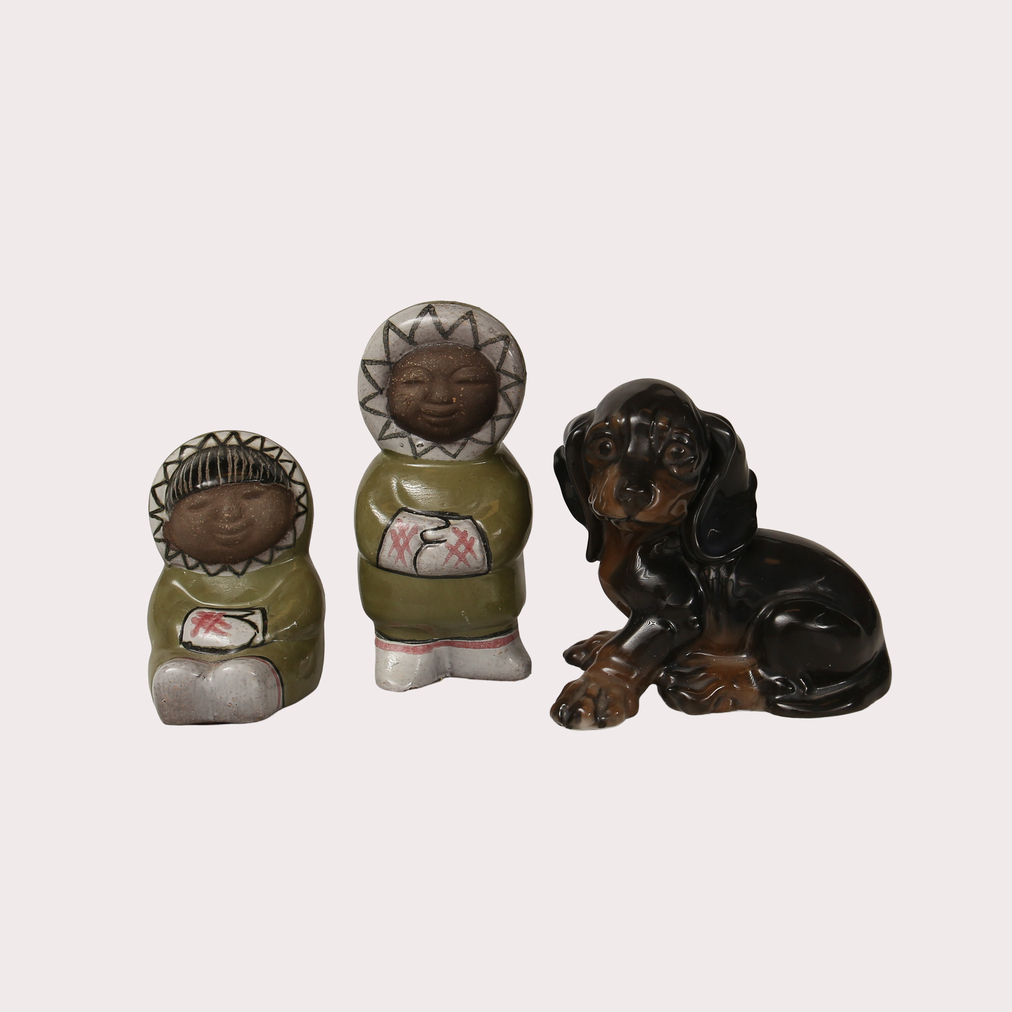 FIGURINER, lergods, Mari Simmulson, Upsala Ekeby 2 st samt HUNDFIGURIN, Rosenthal.