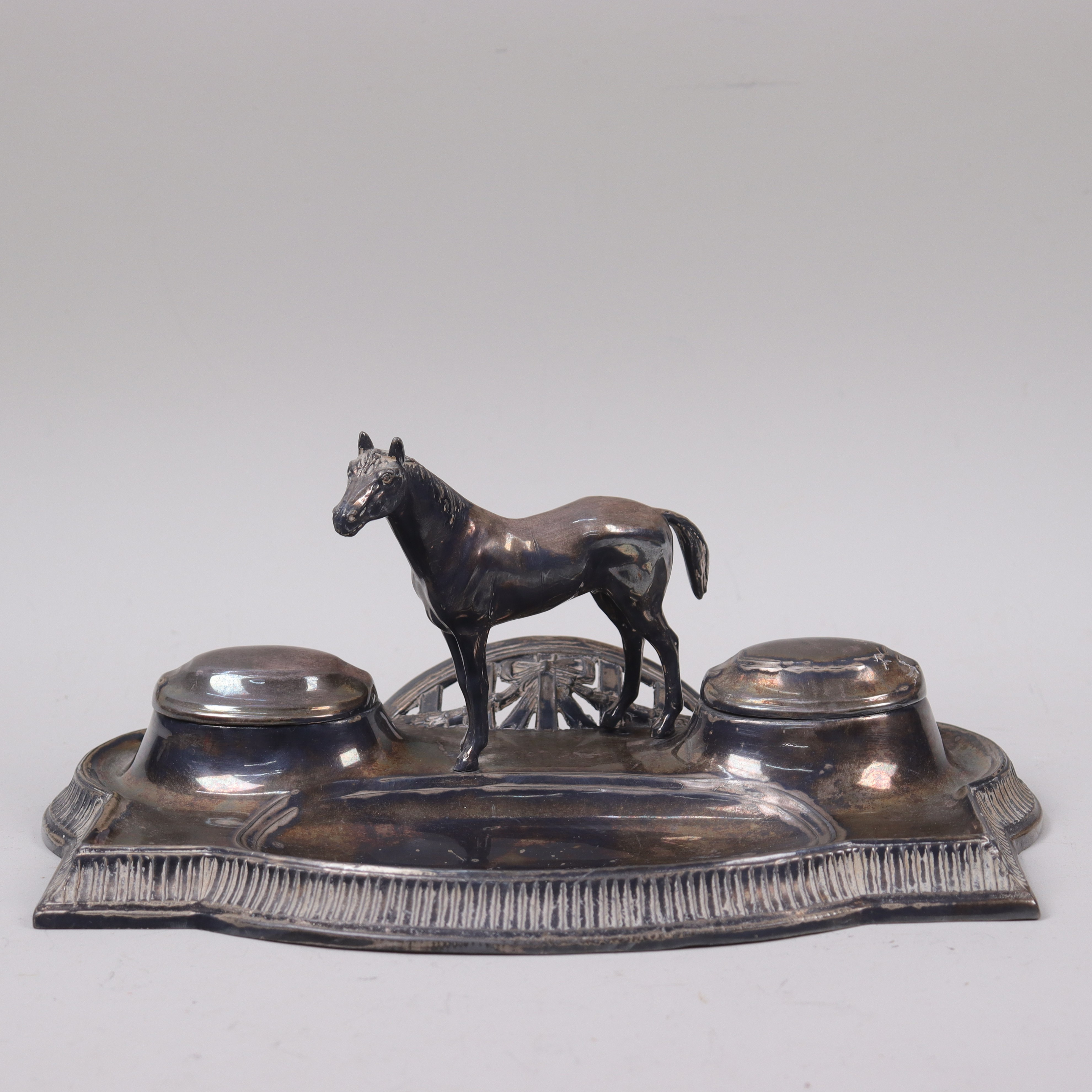 SKRIVBORDSSTÄLL, nysilver med skulptur av häst. 1900-talets början.