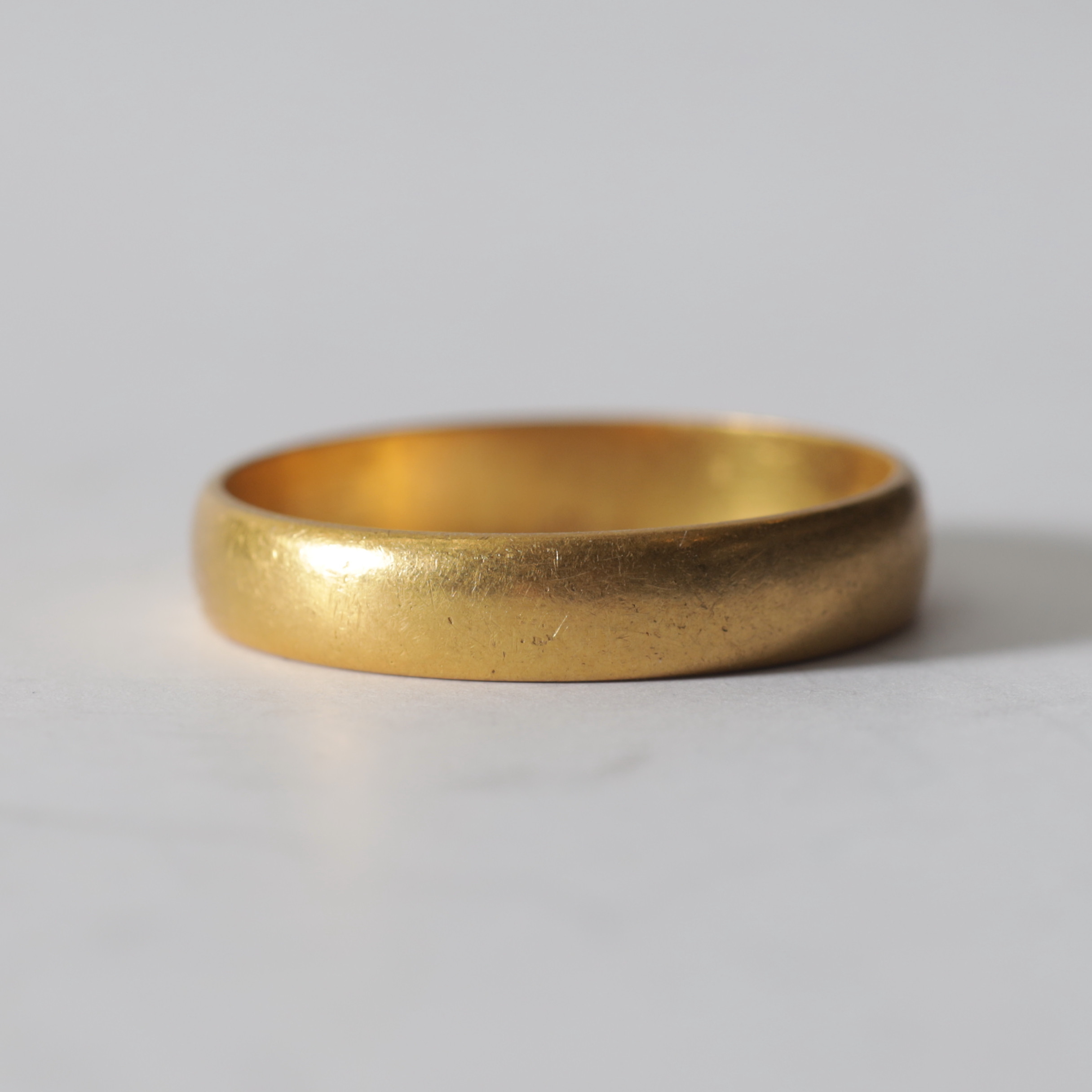 RING, 23K guld, C.H. Forsman, Nyköping, 1920. Totalvikt ca 4,3 gram.