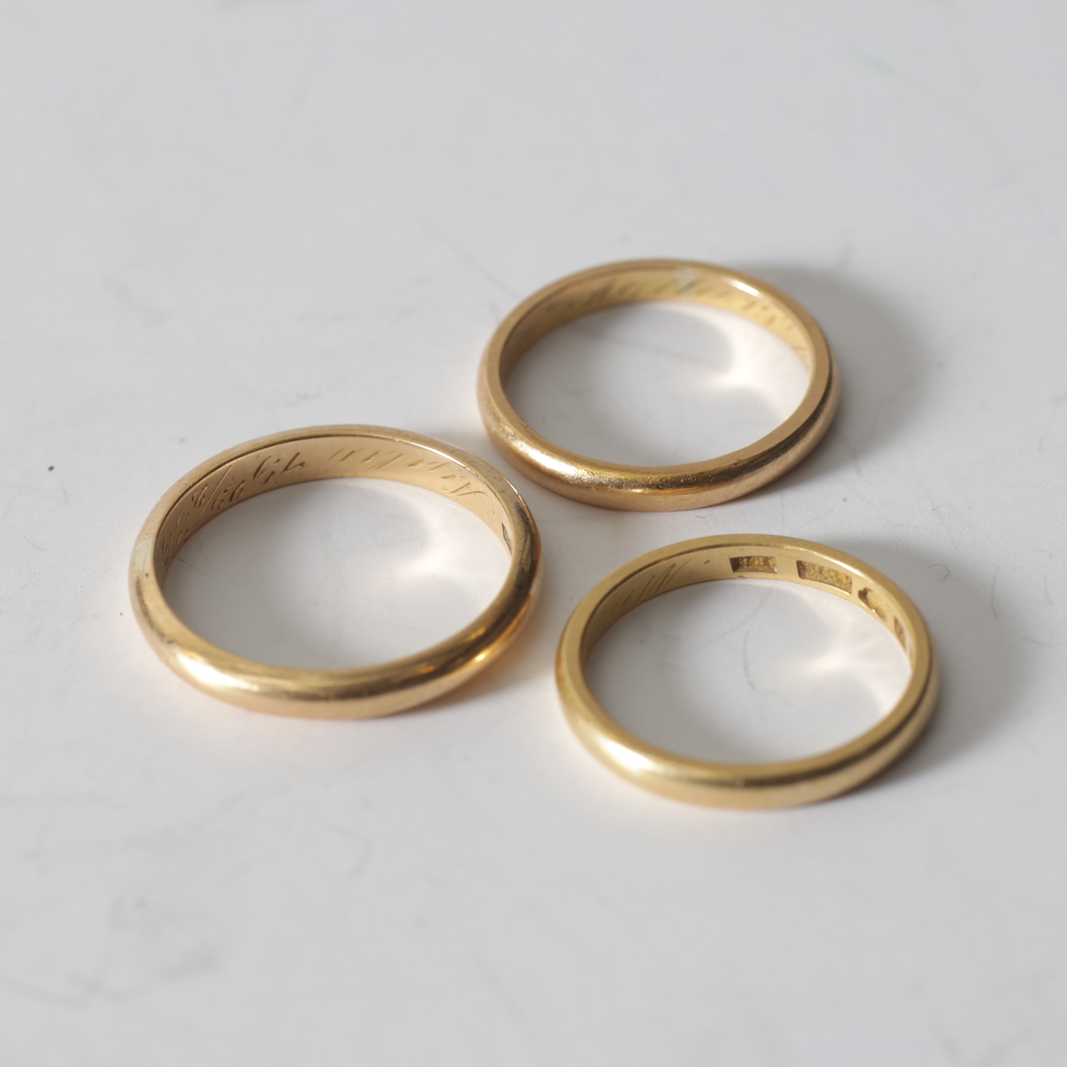 RINGAR, 3 st, 18K guld. Totalvikt ca 13,6 gram.