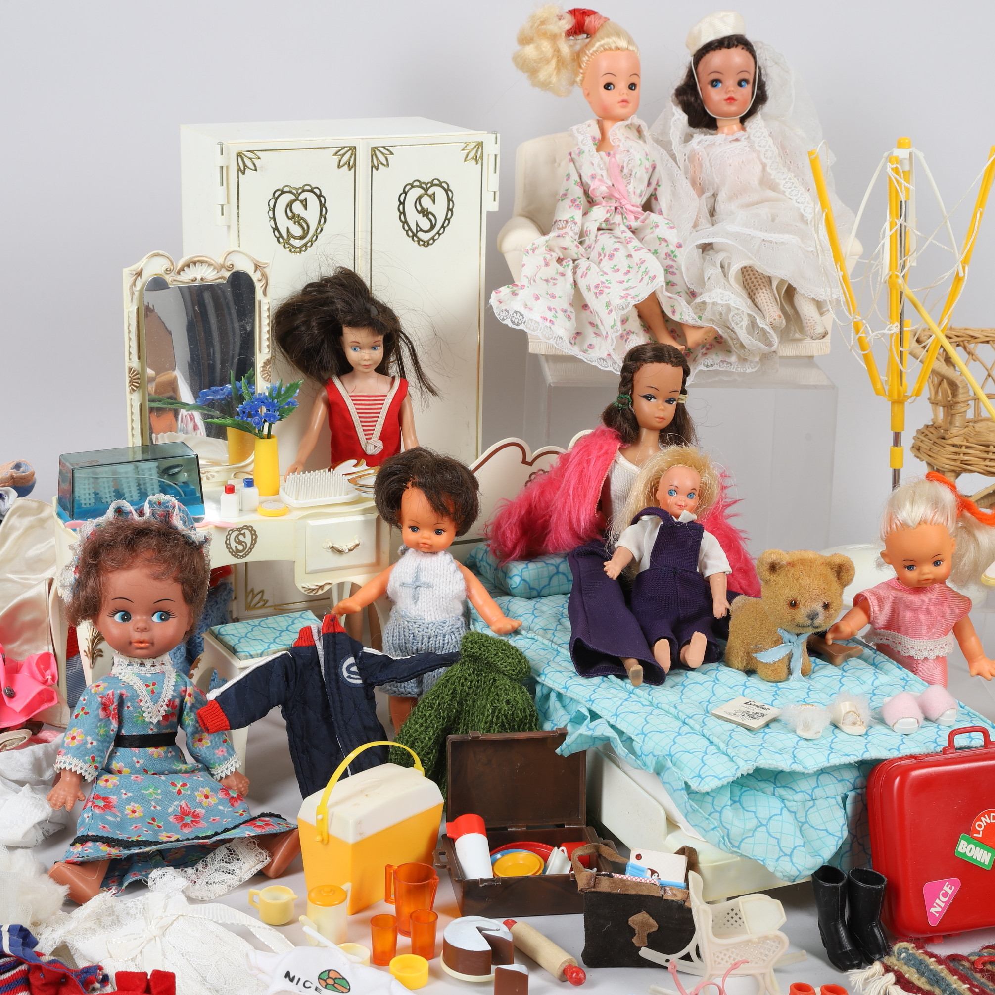 DOCKOR, Sindy, Barbie & Skipper, möbler, kläder & tillbehör, parti, plast, textil & rotting, 1900-tal.