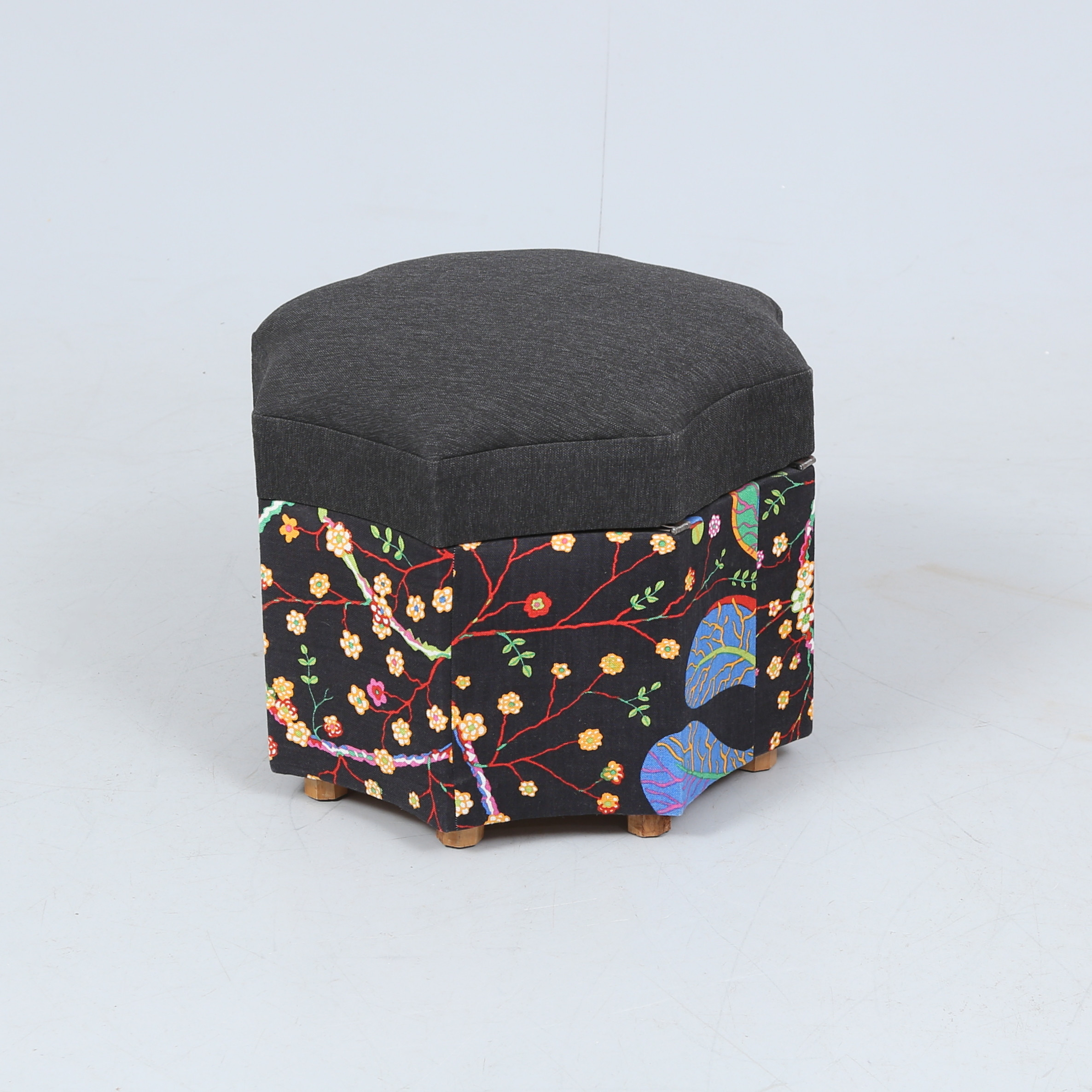 SYPALL/SYPUFF, tapetserad med textil komponerad av Josef Frank, Teheran, Girma Svenskt Tenn.