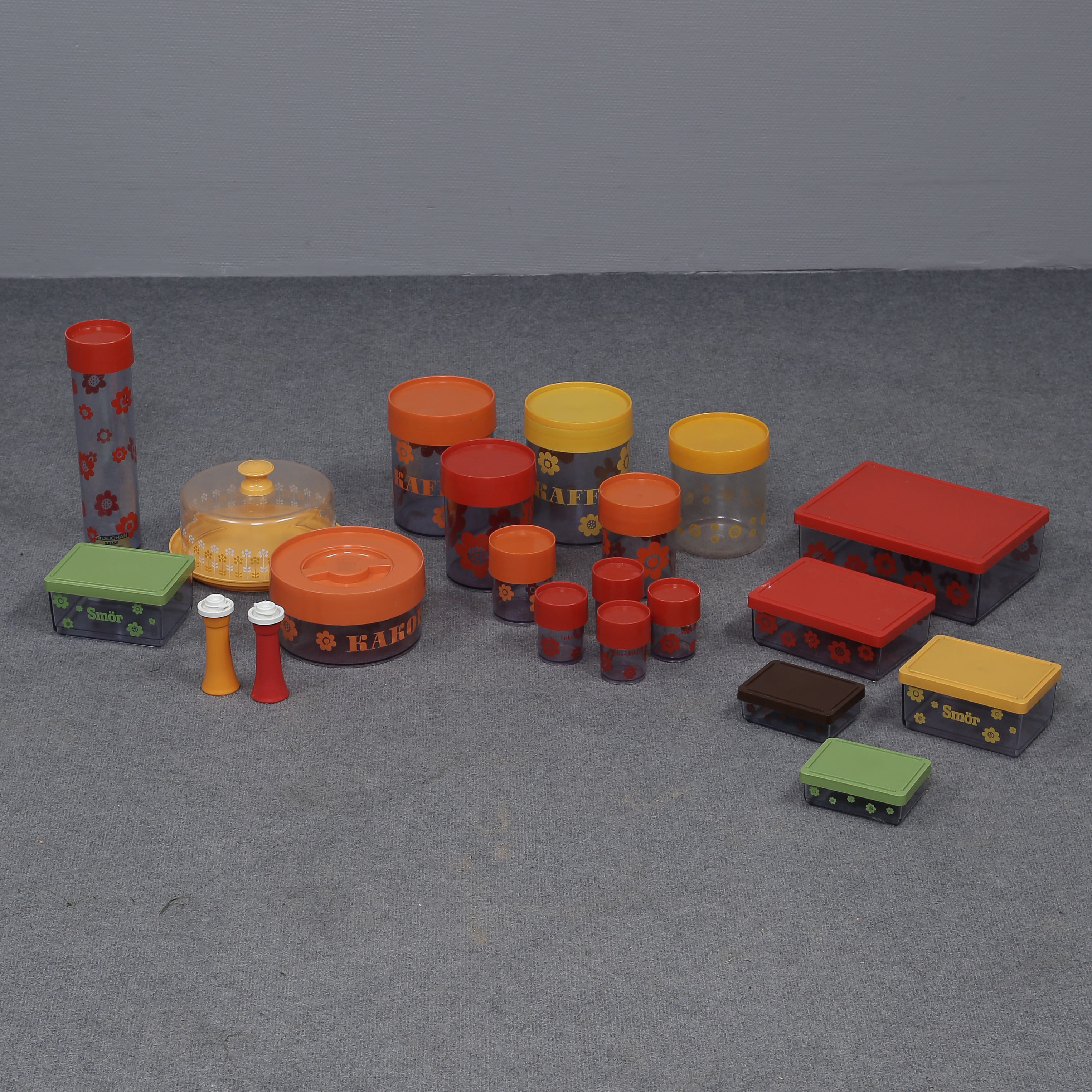 ERIK KOLD, DANMARK, PLASTBURKAR, PARET STRÖARE TUPPERWARE, 21 DELAR.