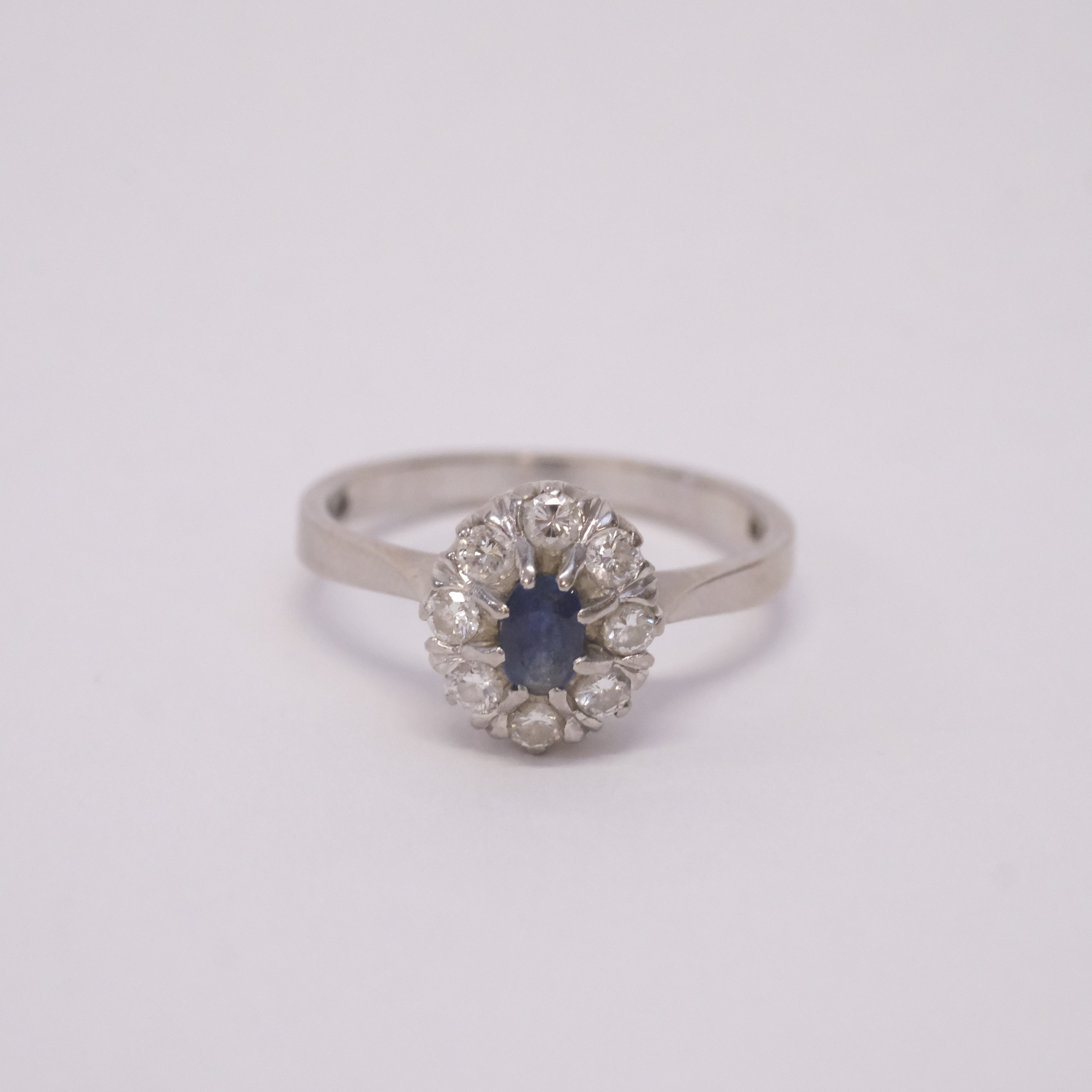 CARMOSÉRING, 18K VITGULD MED DIAMANTER SAMT SAFIR.
