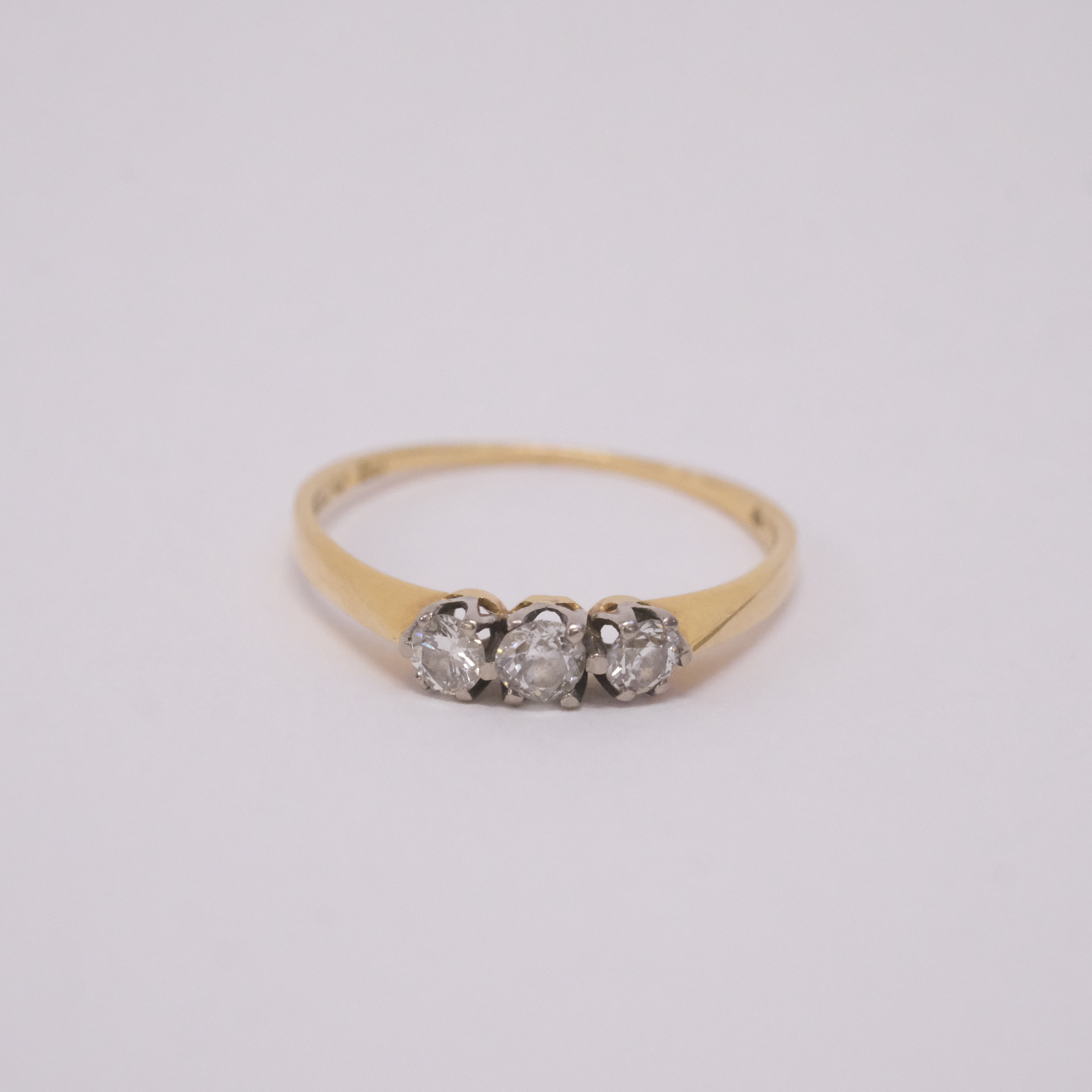 RING, 18K GULD MED STENAR.
