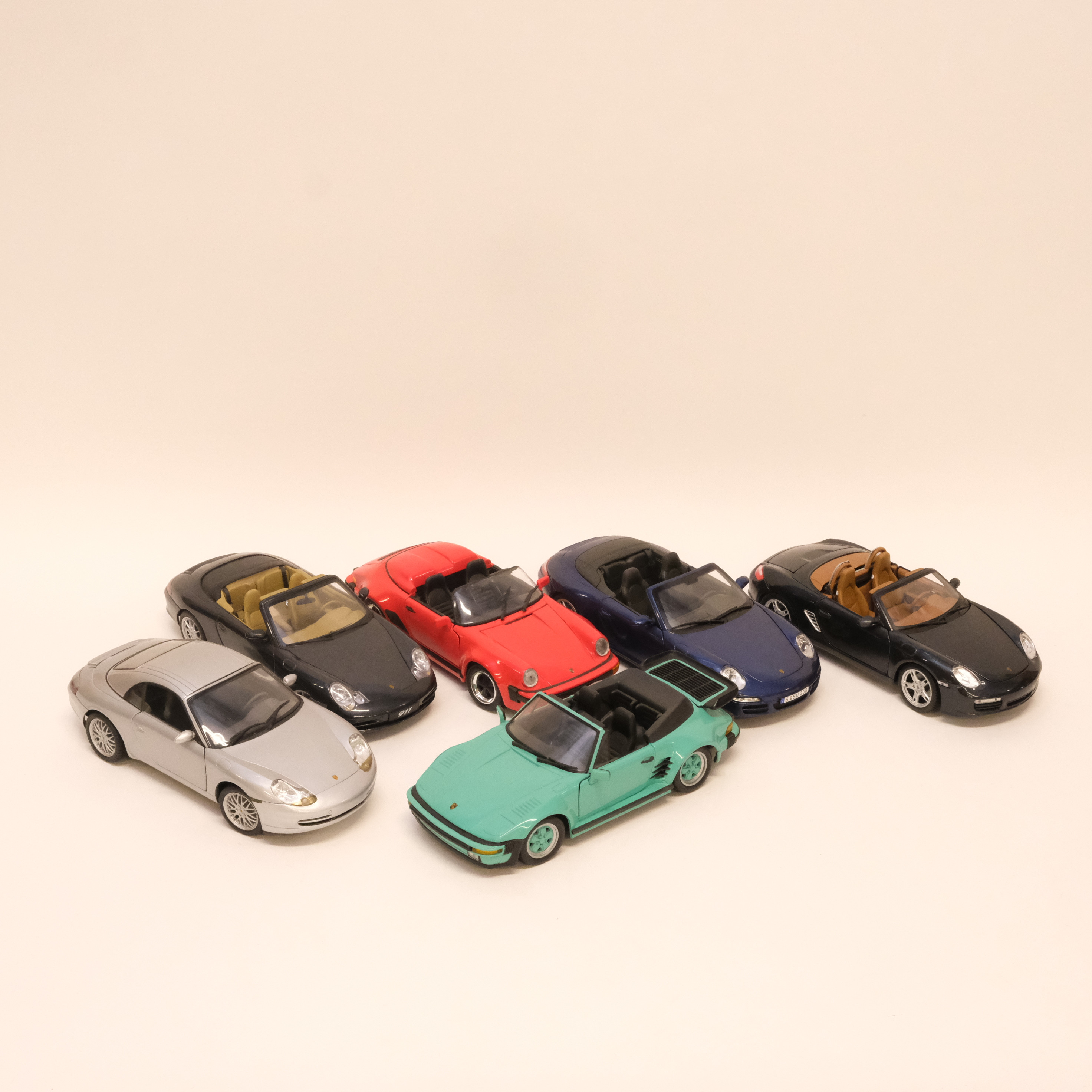 SEX MODELLBILAR, PORSCHE-FORDON. AUTOART, MAISTO, NOREV, REVELL OCH MATTEL/HOTWHEELS. SKALA 1:18.