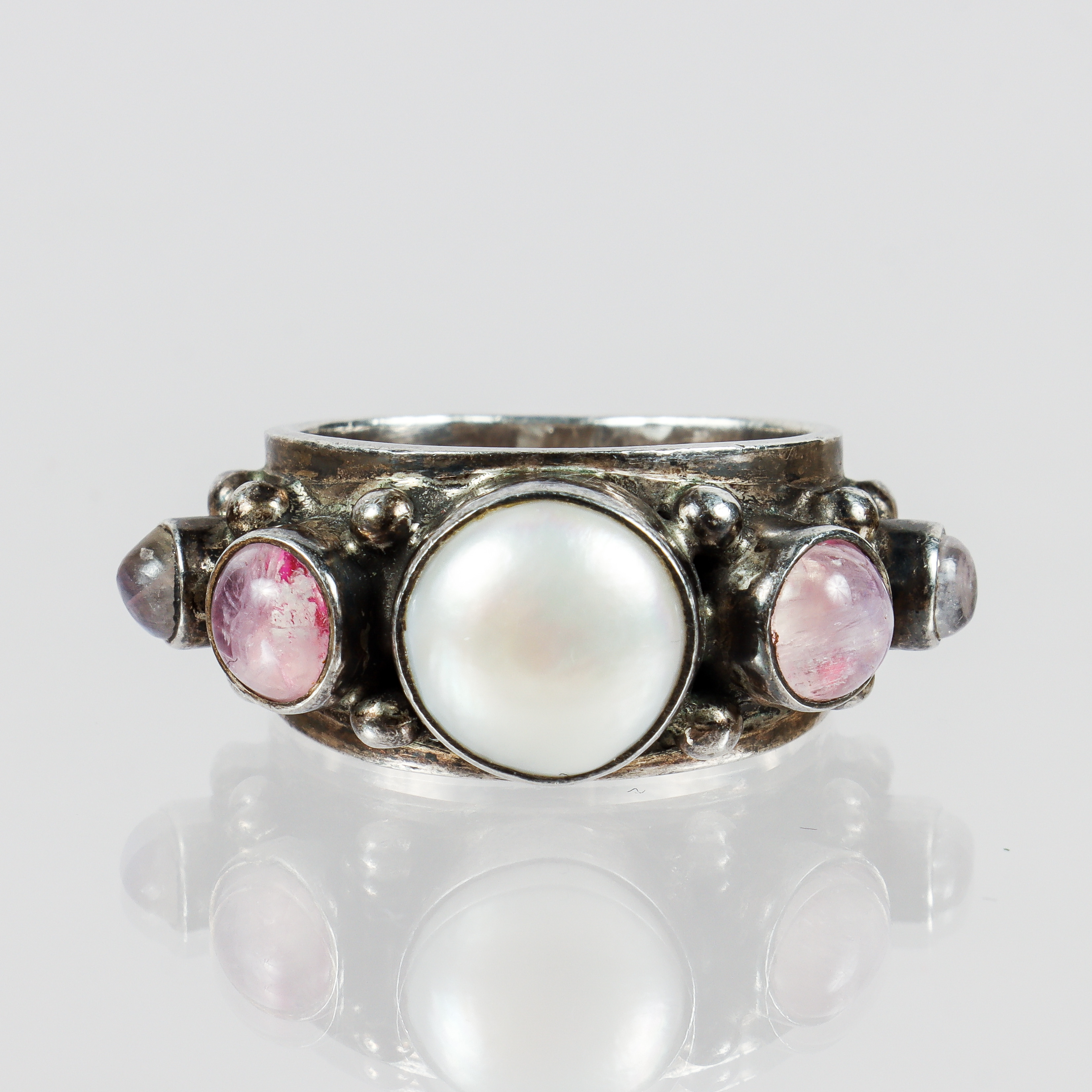RING "Kumkum", sterlingsilver med stenar och odlad pärla.