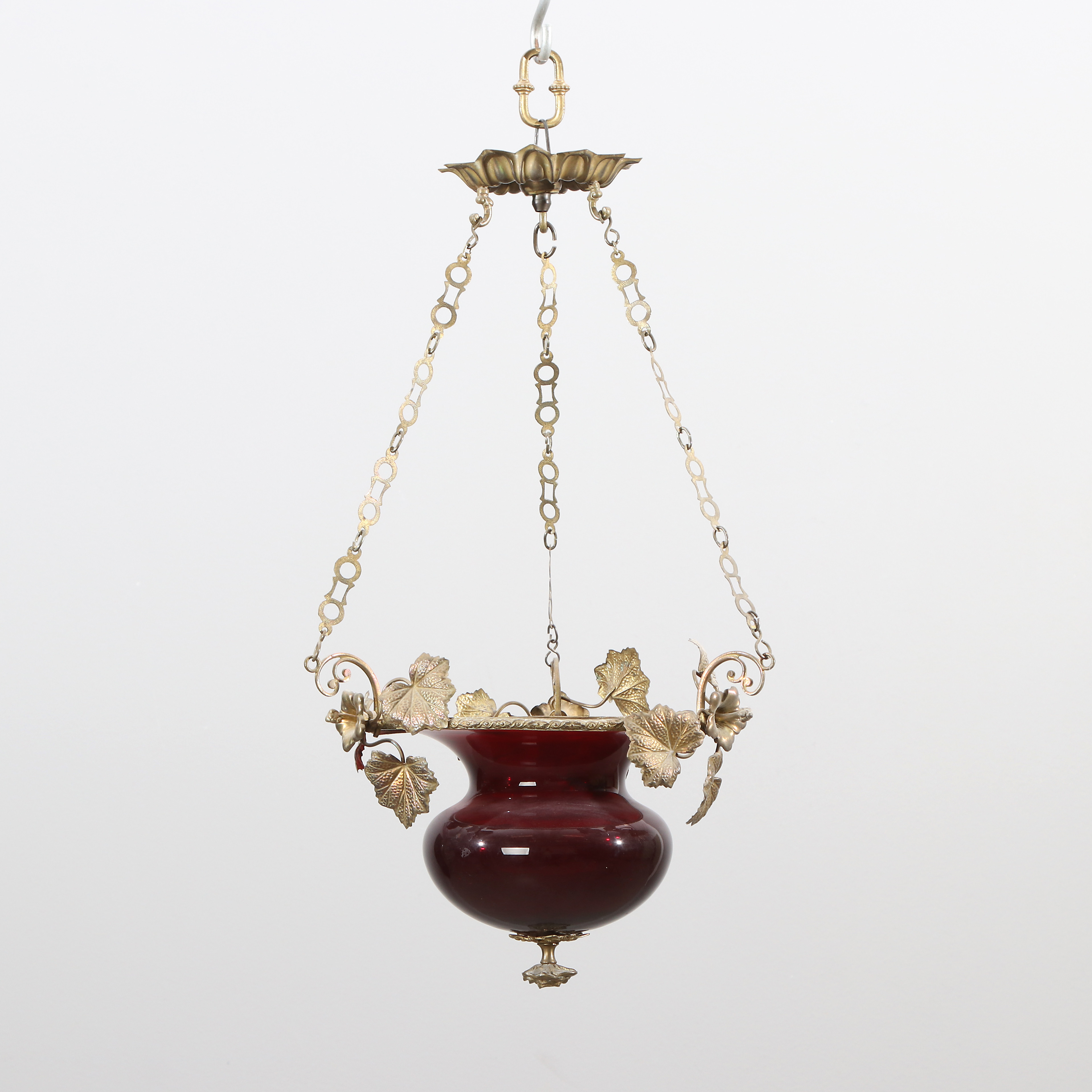 AMPEL. Mässing och rött glas. Nyrokoko, 1800-talets andra hälft.