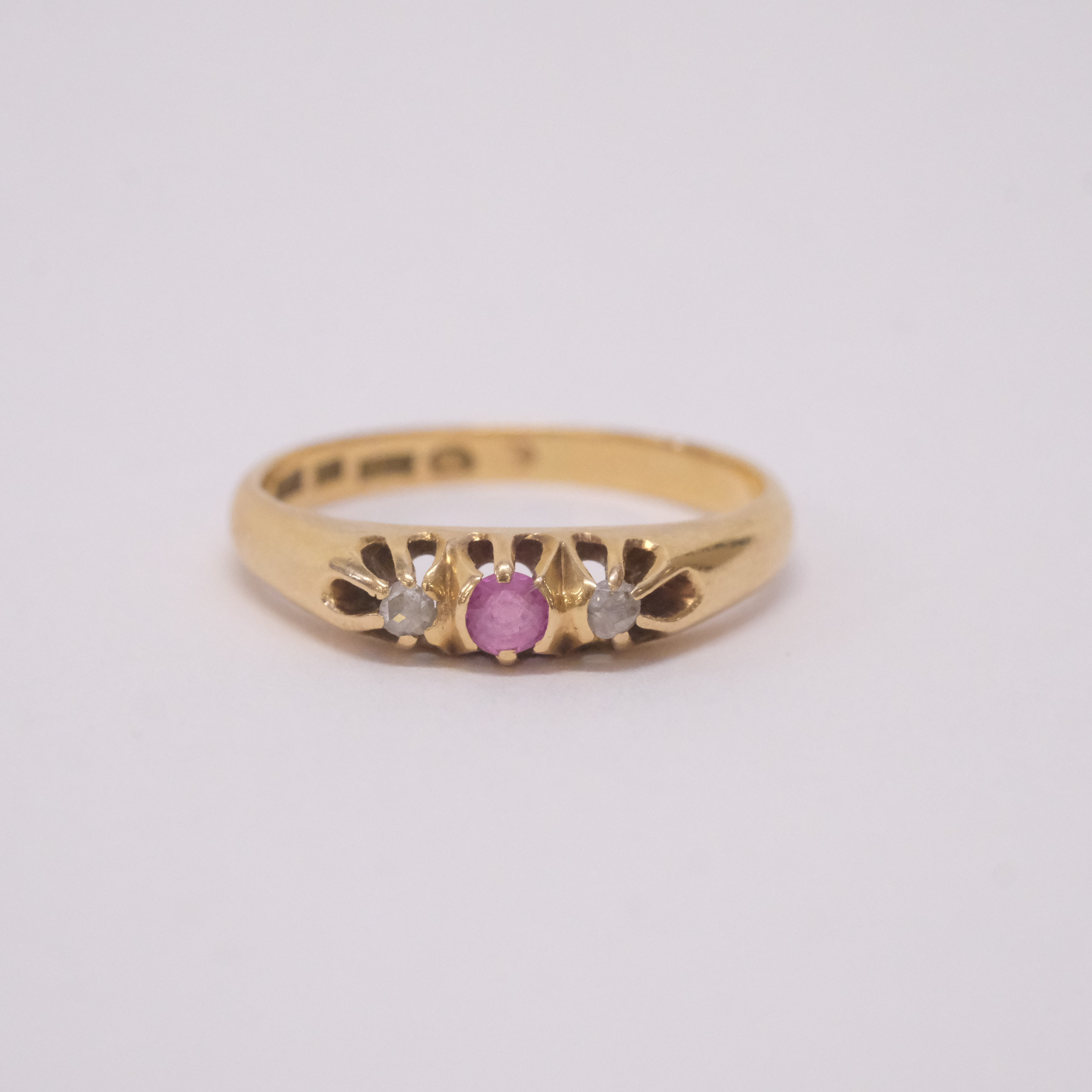 RING, 18K GULD MED DIAMANTER OCH ROSA SAFIR.