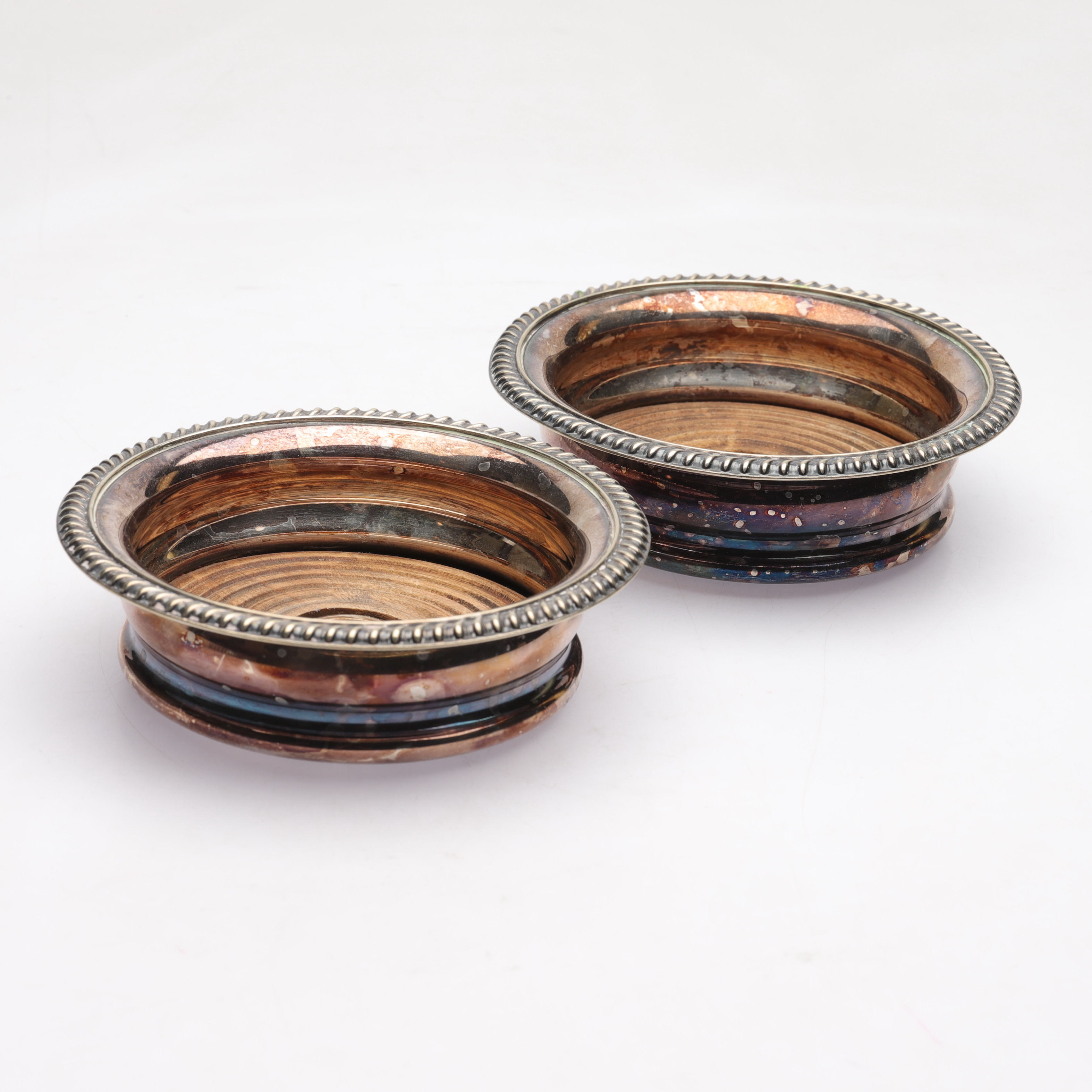 COASTERS, 2 st, nysilver/trä, Barker Ellis, England, 1900-tal.