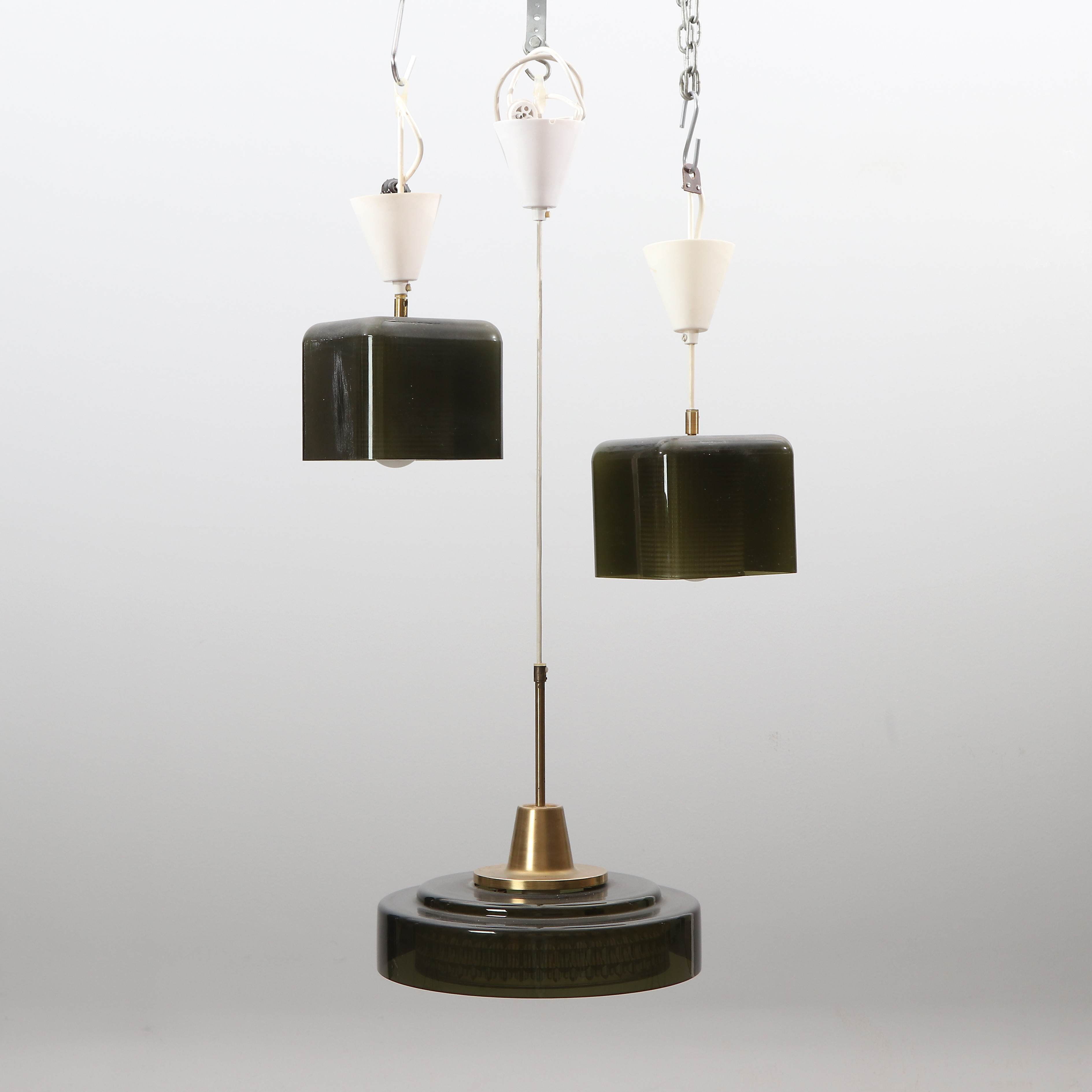 TAKLAMPOR, TRE ST. Mässing och glas. Orrefors, 1900-talets andra hälft.