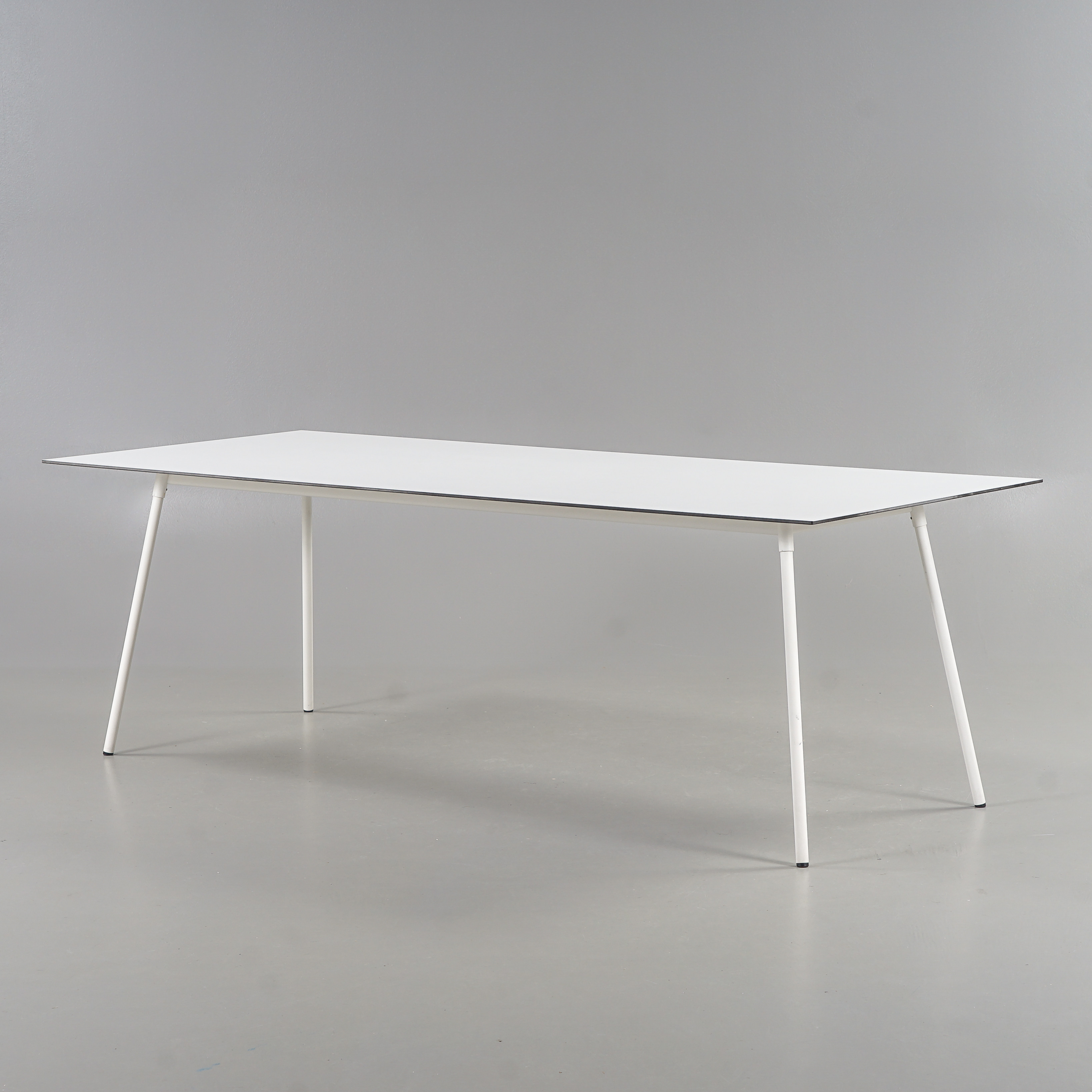 STINA SANDWALL. Bord "Ella Square Table" Laminerad skiva med ben i metall, SMD Design, Samtida tillverkning.