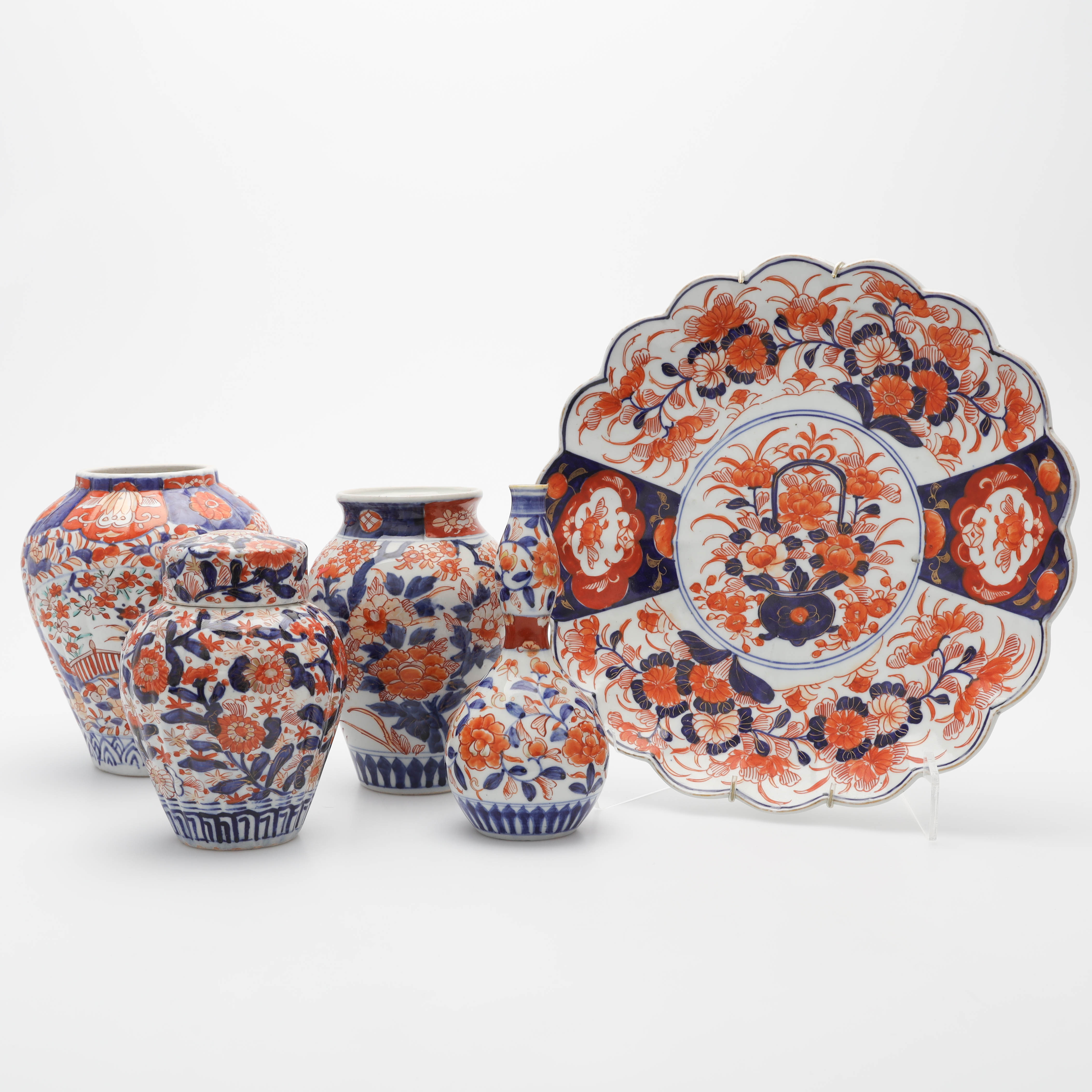 LOCKURNA, VASER samt FAT, 5 delar, porslin, Imari, Japan, 1800/1900-tal.