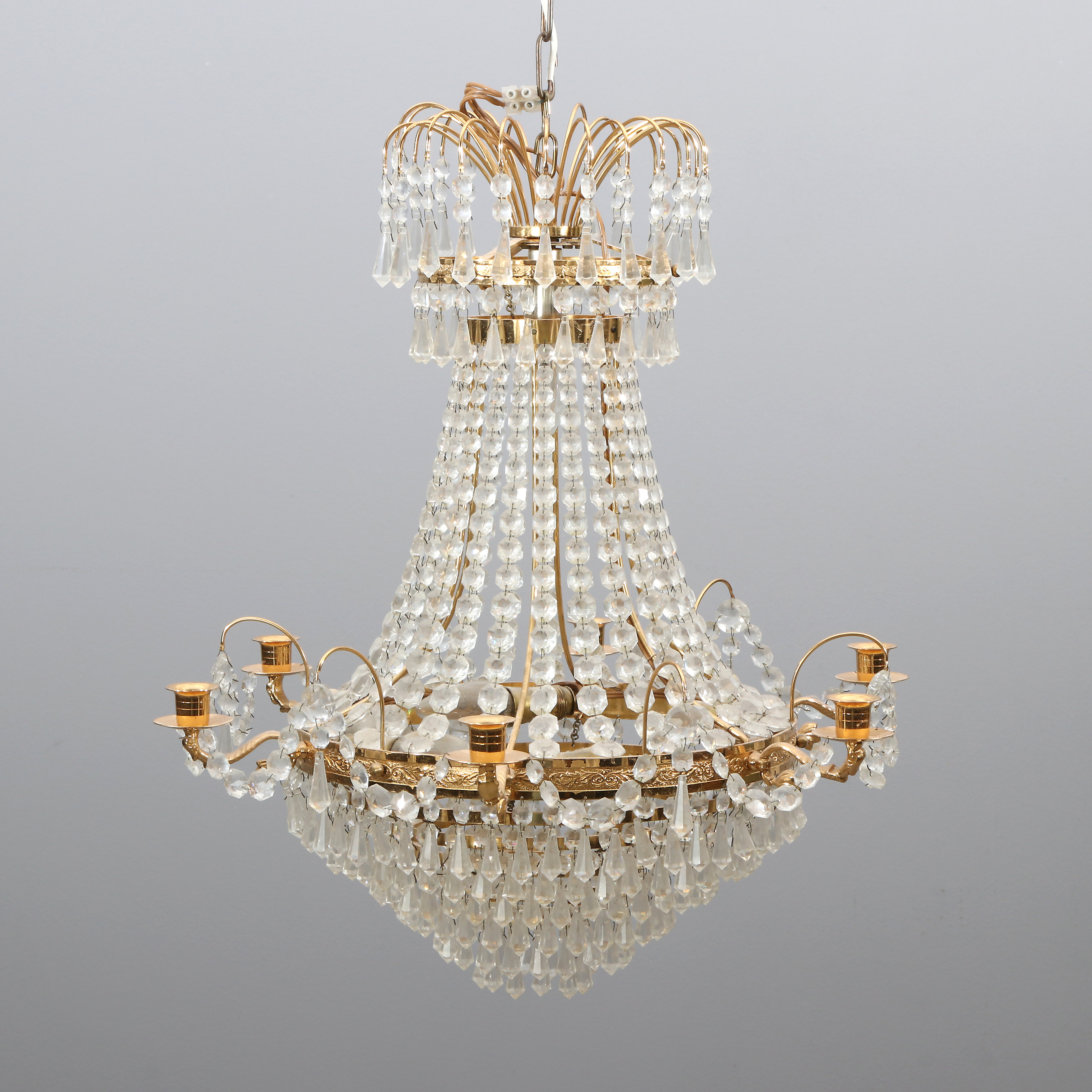 LJUSKRONA MED PRISMOR. Förgylld stomme med glasprismor. Empirestil, 1900-talets andra hälft.