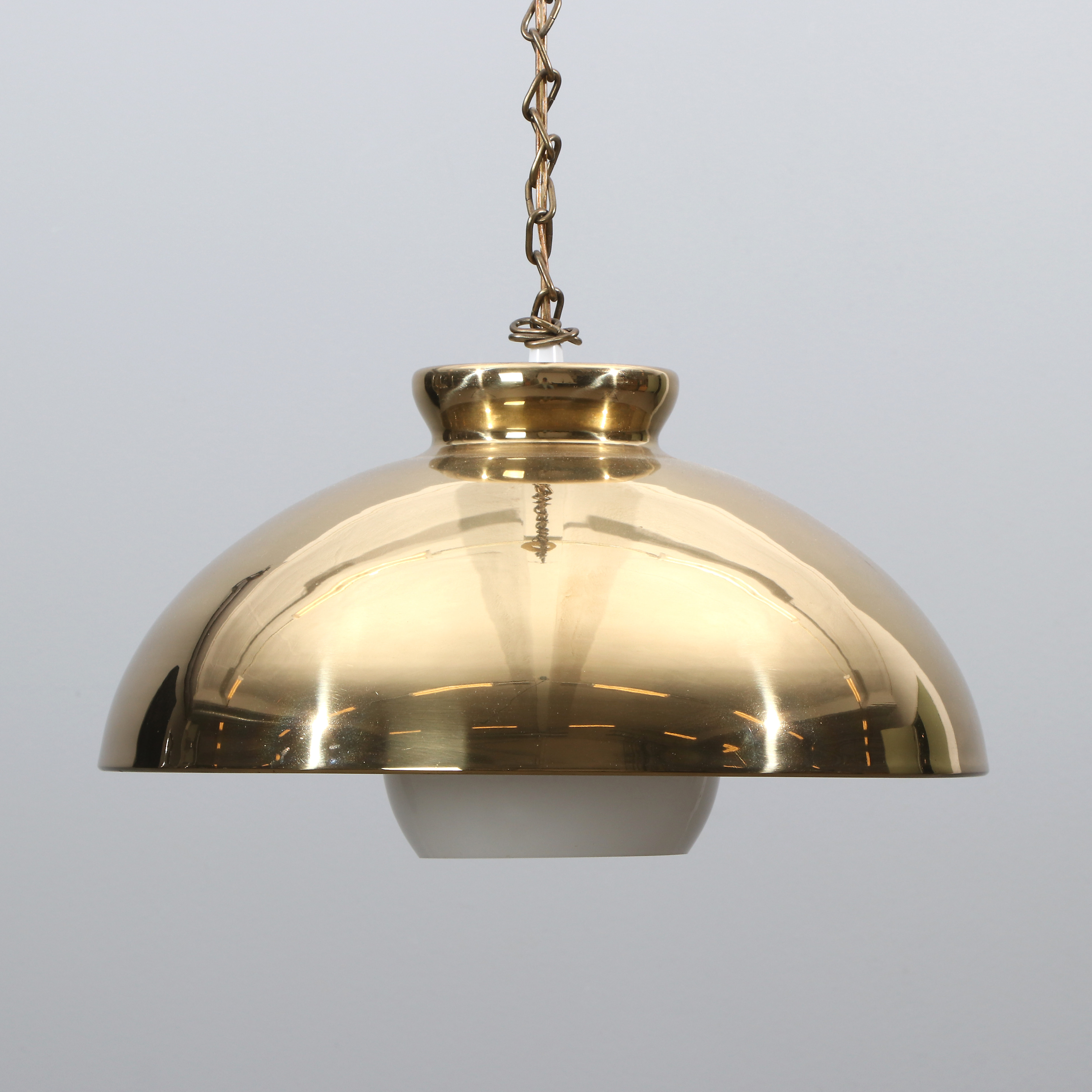 TAKLAMPA. Mässing med glaskupa. 1900-talets andra hälft.