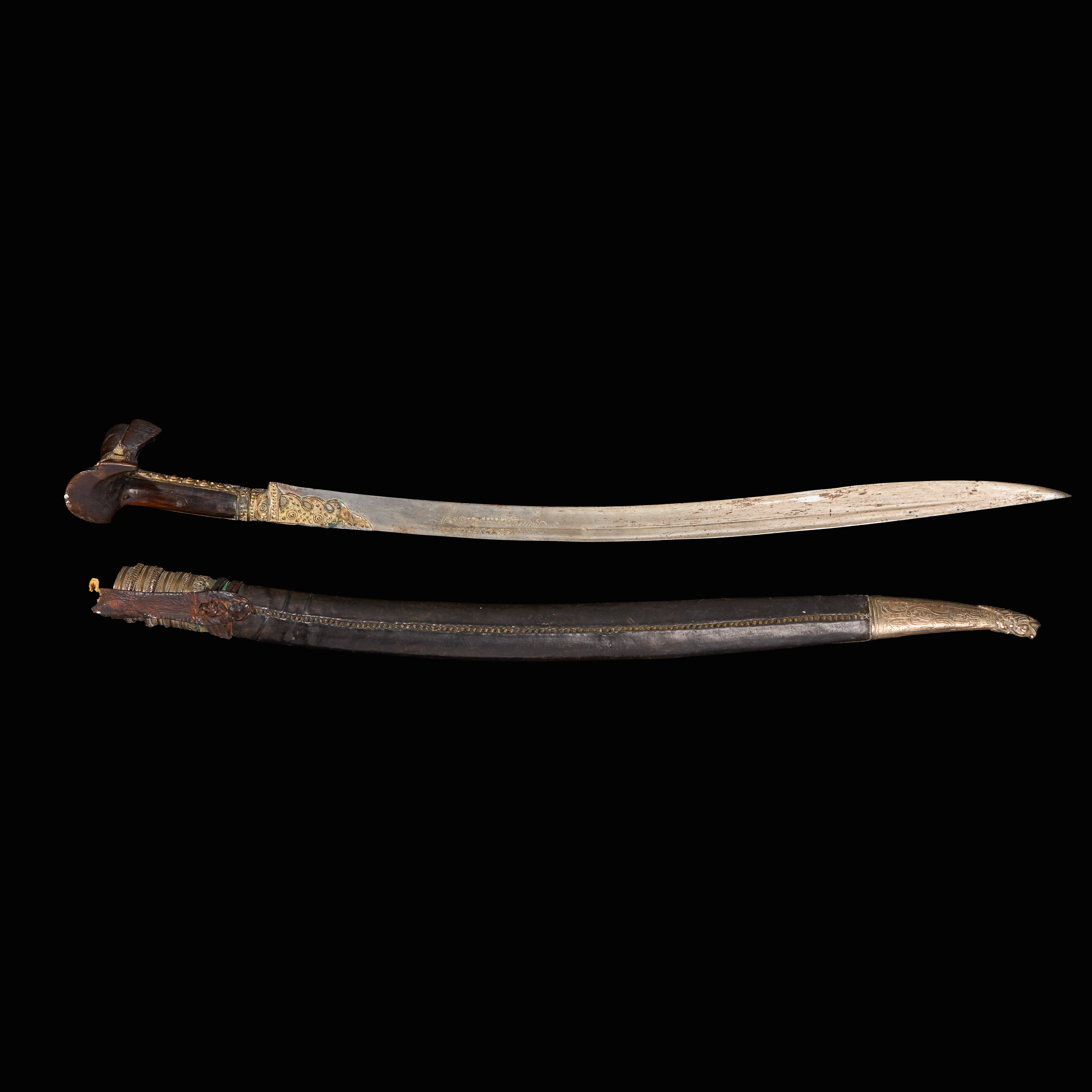 YATAGAN, ottomanskt kortsvärd, 1700/1800-tal, klingan med ingraverad kort text samt mönsterdekoration, handtag i trä, handtaget, övre delen av svärdet och baljan med dekor av förgylld och försilvrad kopparlegering, möjligen också detaljer i silver.