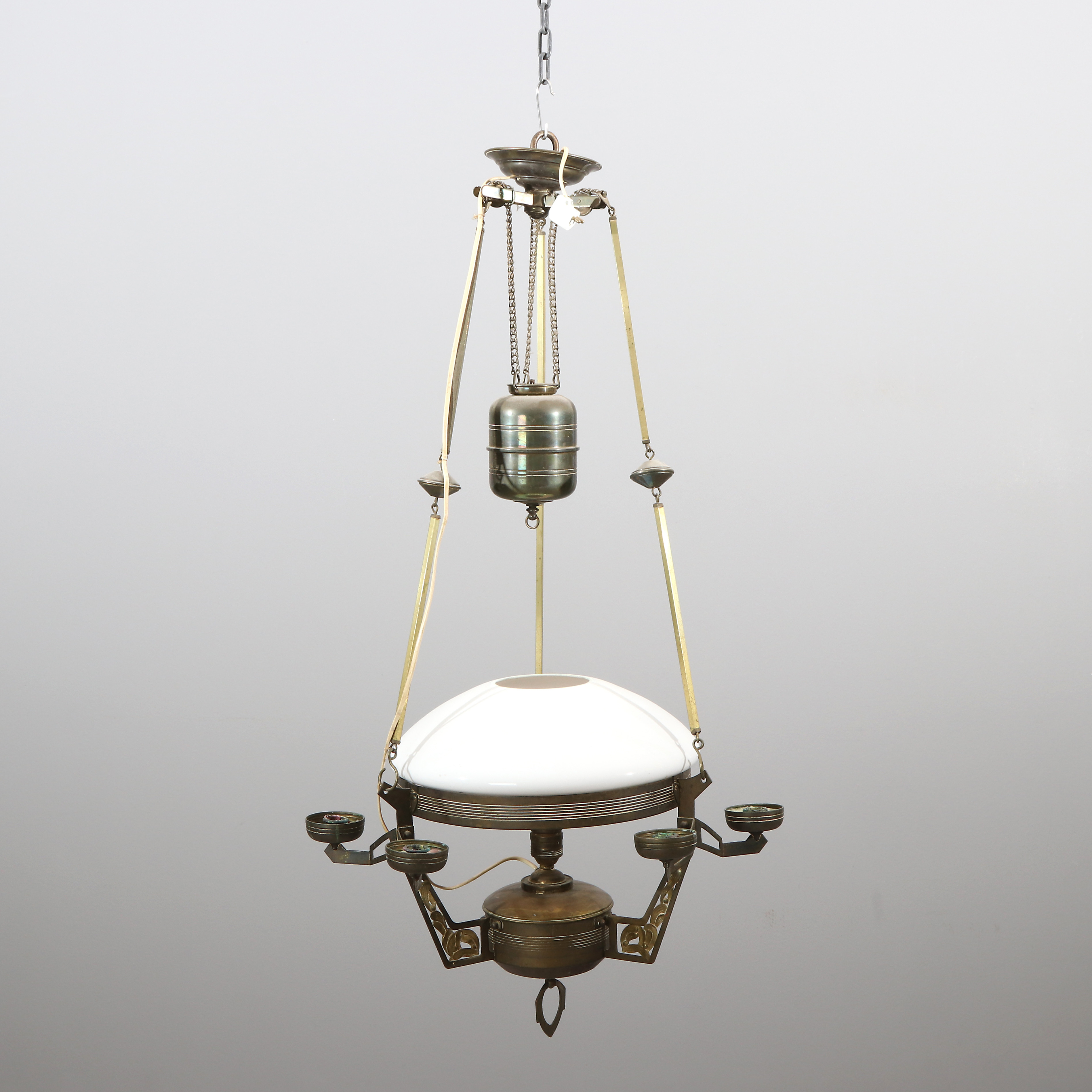 HÄNGFOTOGENLAMPA. Mässing med glaskupa. Jugend, tidigt 1900-tal. Elektrifierad.