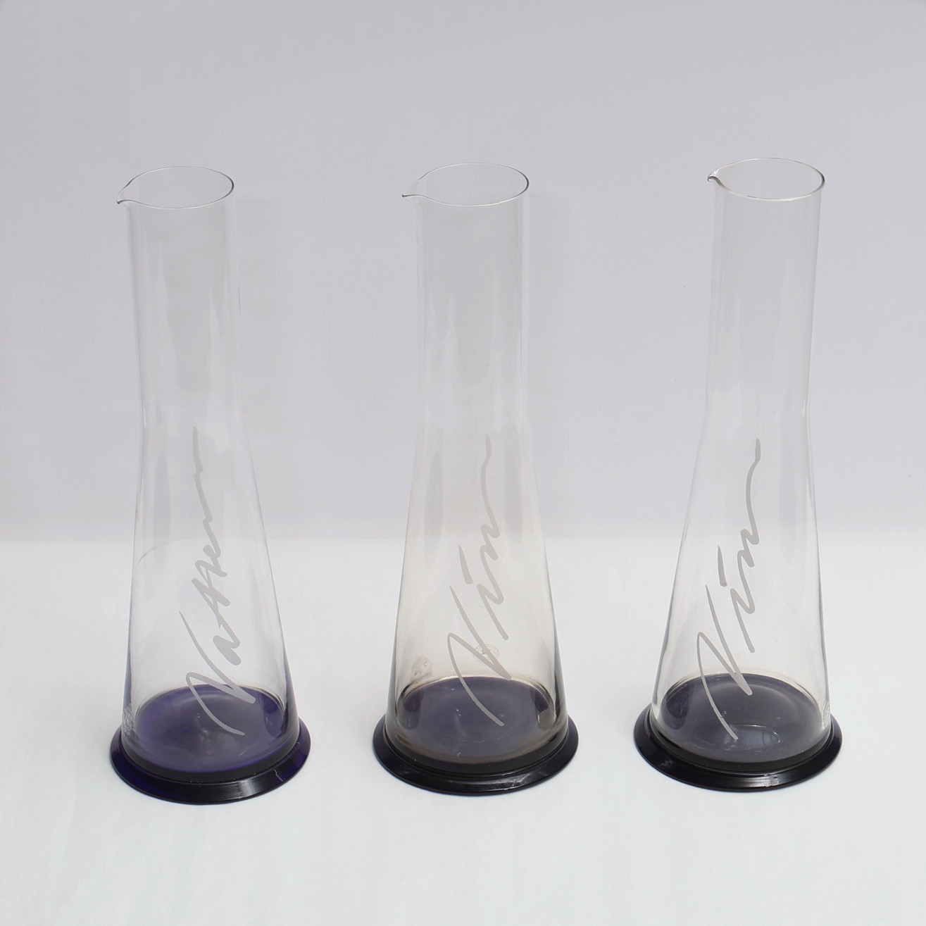 MARGARETHA HENNIX. Karaffer, 3 st, glas, "Basic", Reijmyre Glasbruk, signerade.