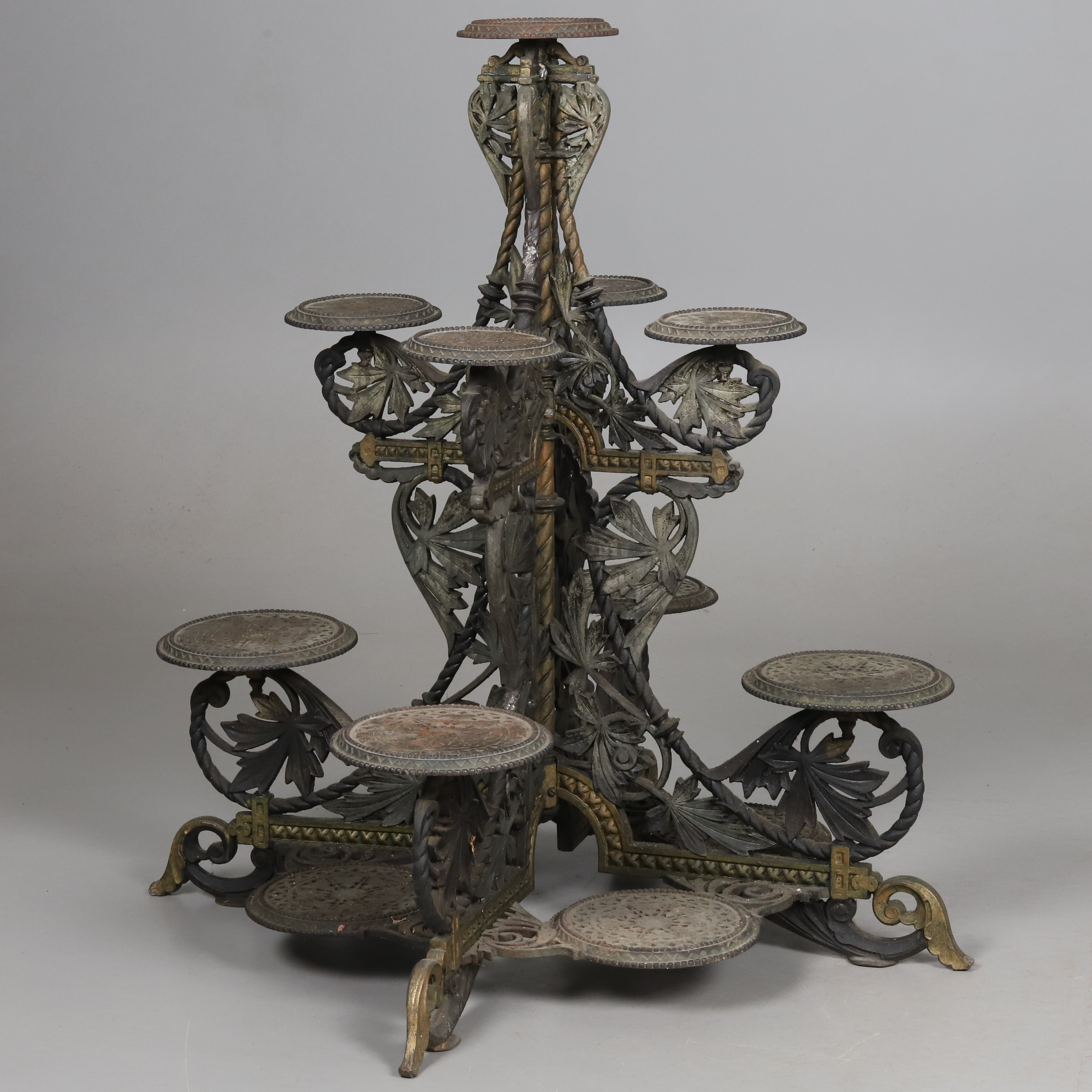 VICTORIANSK BLOMSTERTRAPPA. Bemålat gjutjärn, United Kingdom, 1800-talets andra hälft.
