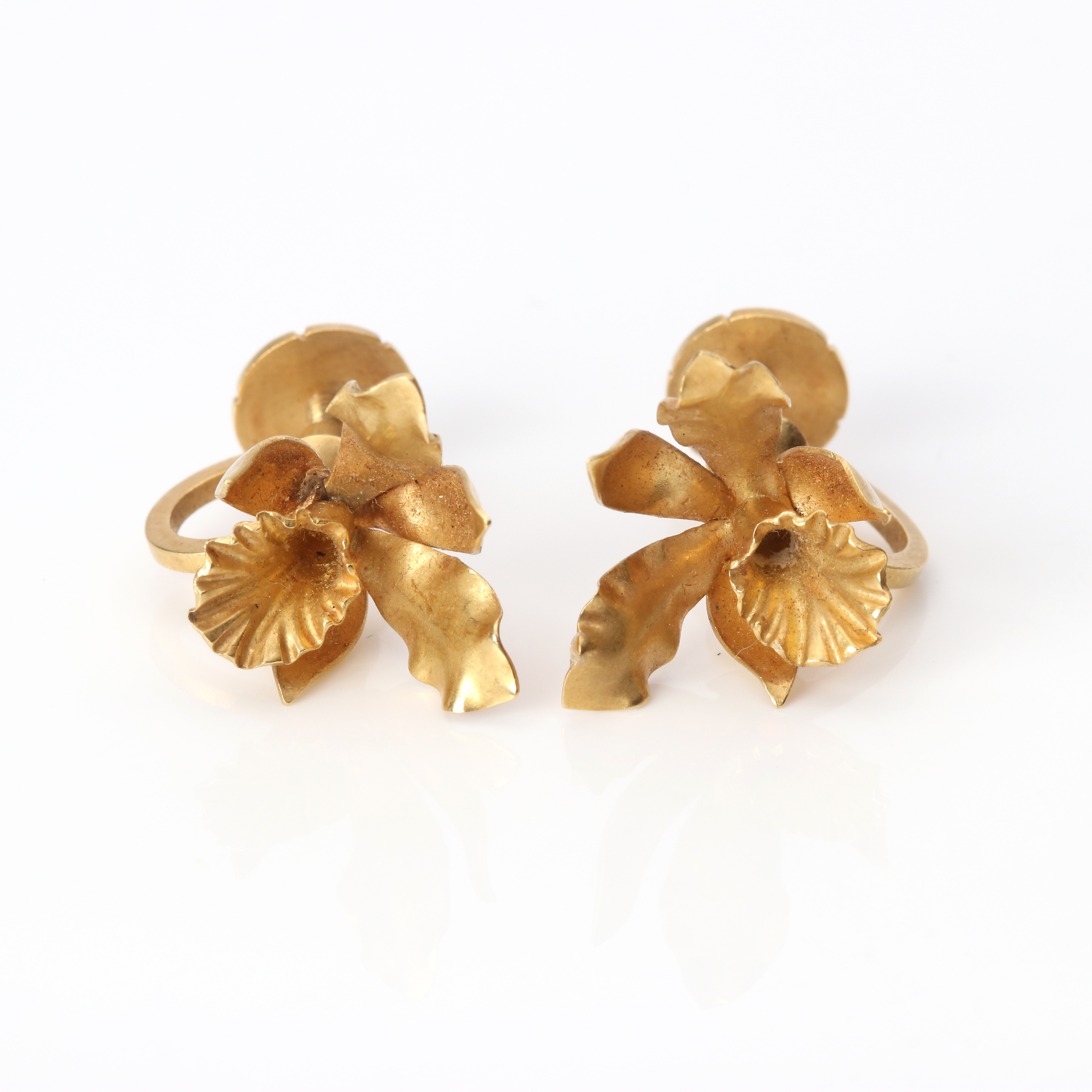 WIWEN NILSSON. ÖRHÄNGEN, ETT PAR. 18k guld, i form av orkidéer, Lund 1946, vikt ca 5,5 gram.