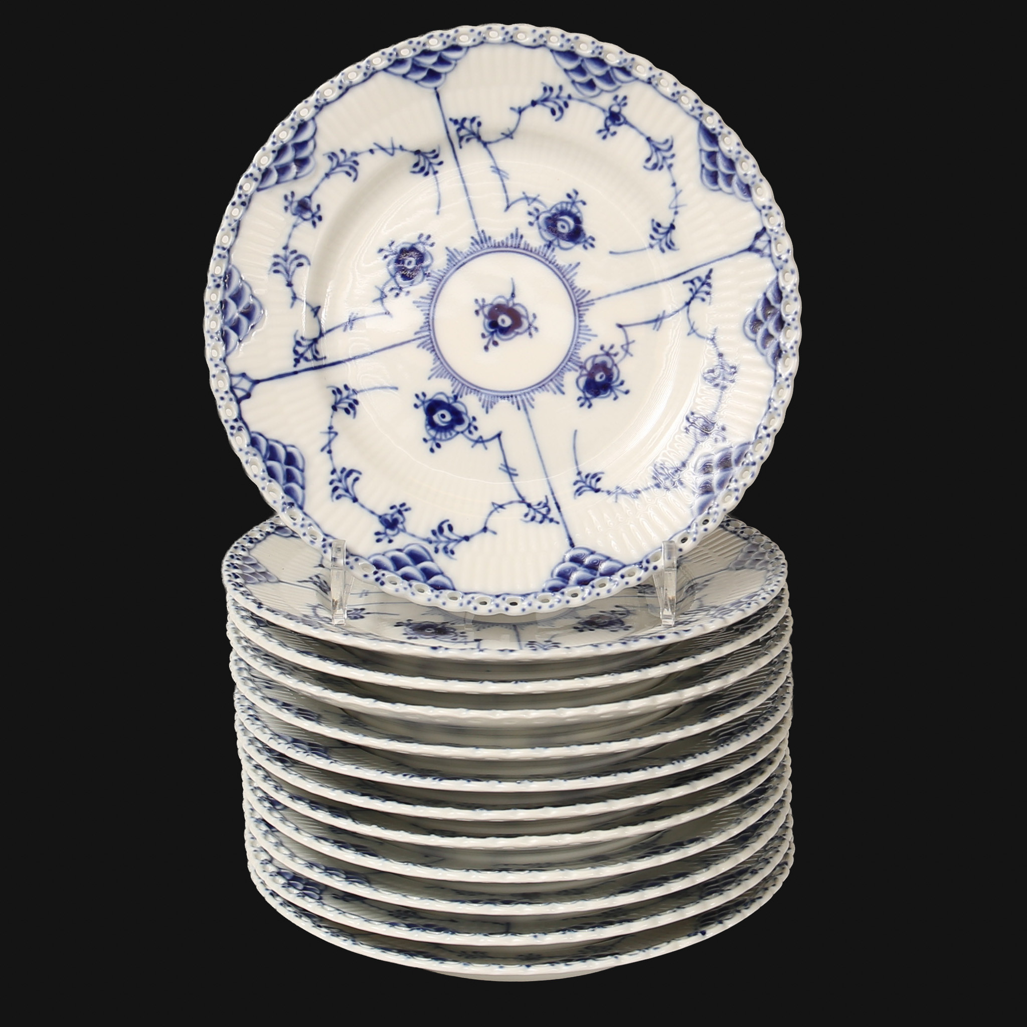 ASSIETTER, 12 ST, "Musselmalet helblond",modell nr 1087 Royal Copenhagen, Danmark.