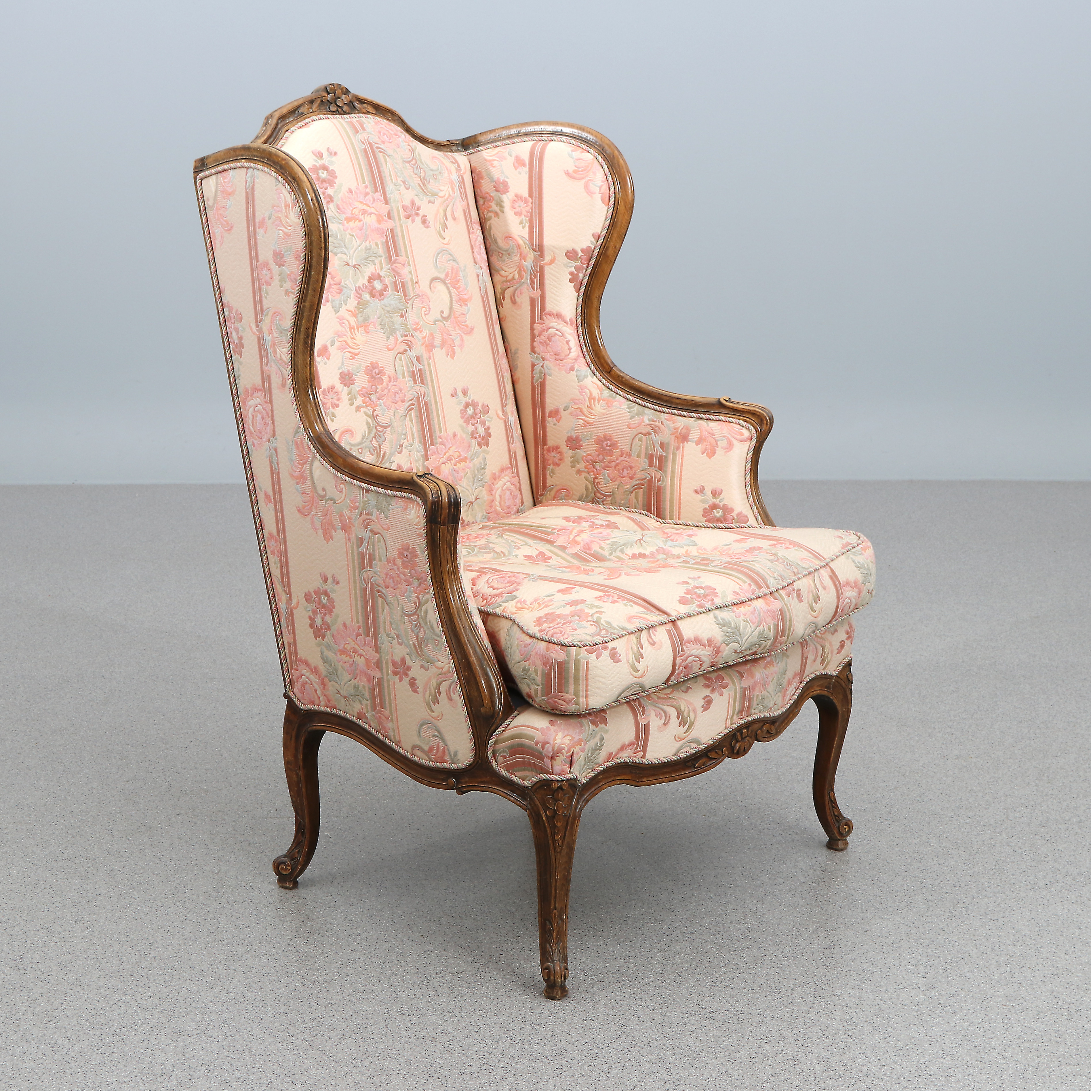 BERGERE. Betsad bok med textilklädsel. Gustaviansk stil, 1900-talets andra hälft.