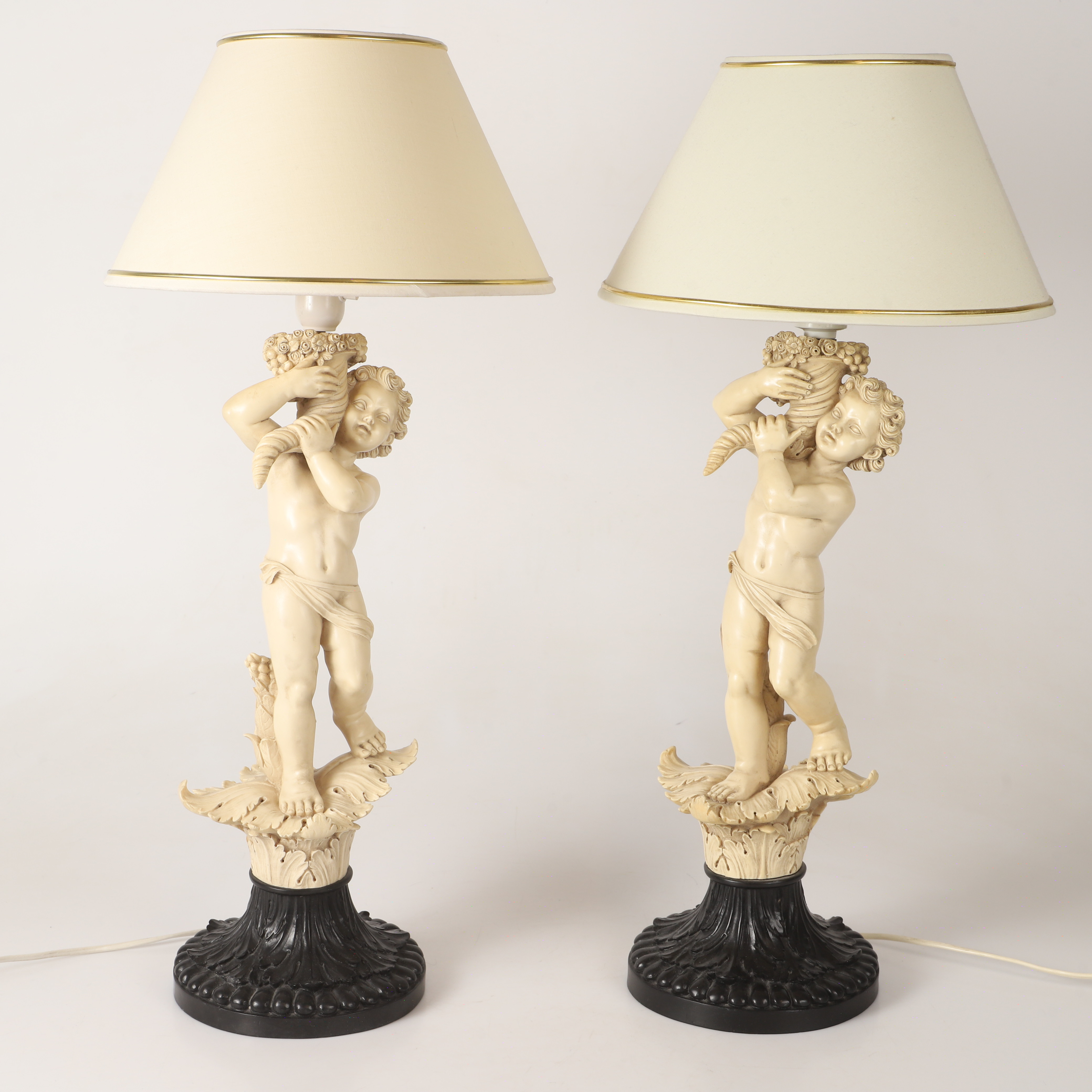 BORDSLAMPOR, 1 par, konstmassa i form av putti, 1900-tal.
