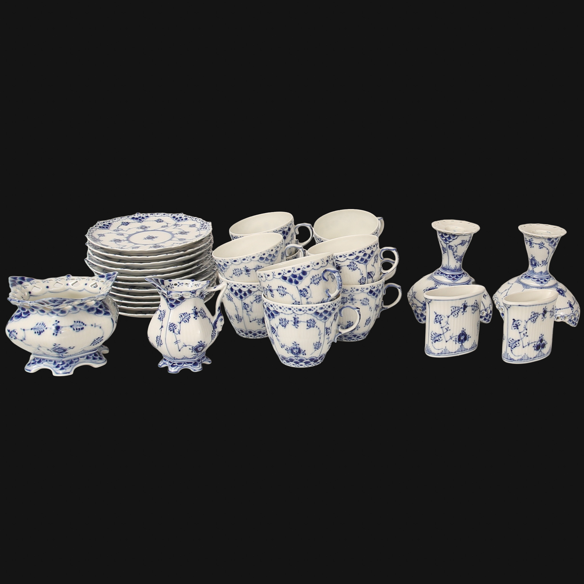 KAFFESERVIS, porslin, "Musselmalet" helblond, Royal Copenhagen, Danmark. 27 delar.