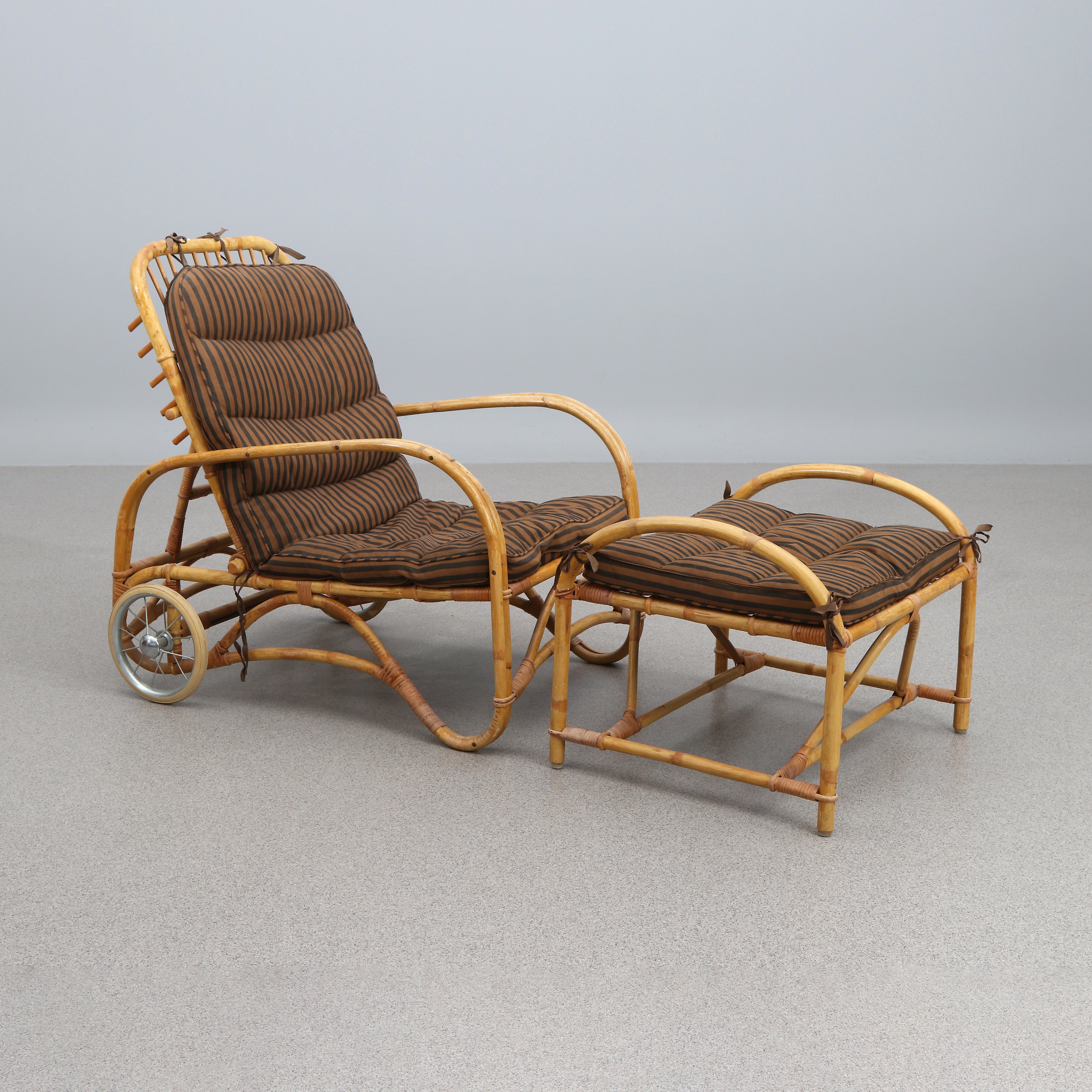 SOLSTOL MED FOTPALL. Bambu och rotting med textilklädda duddar. 1900-talets andra hälft. Ryggstöd ställbart.