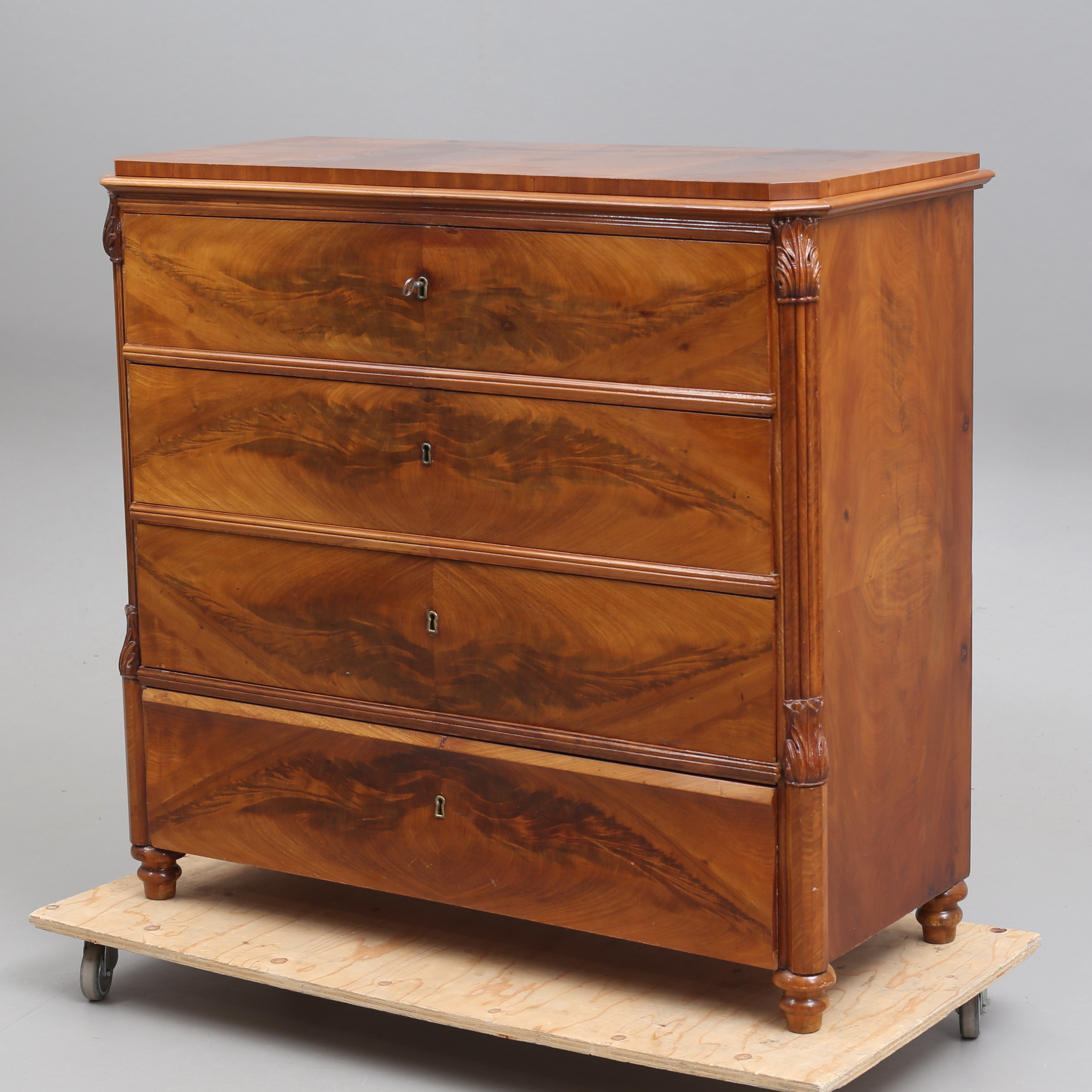 BYRÅ med invändiga lådor, 1800/1900-tal.