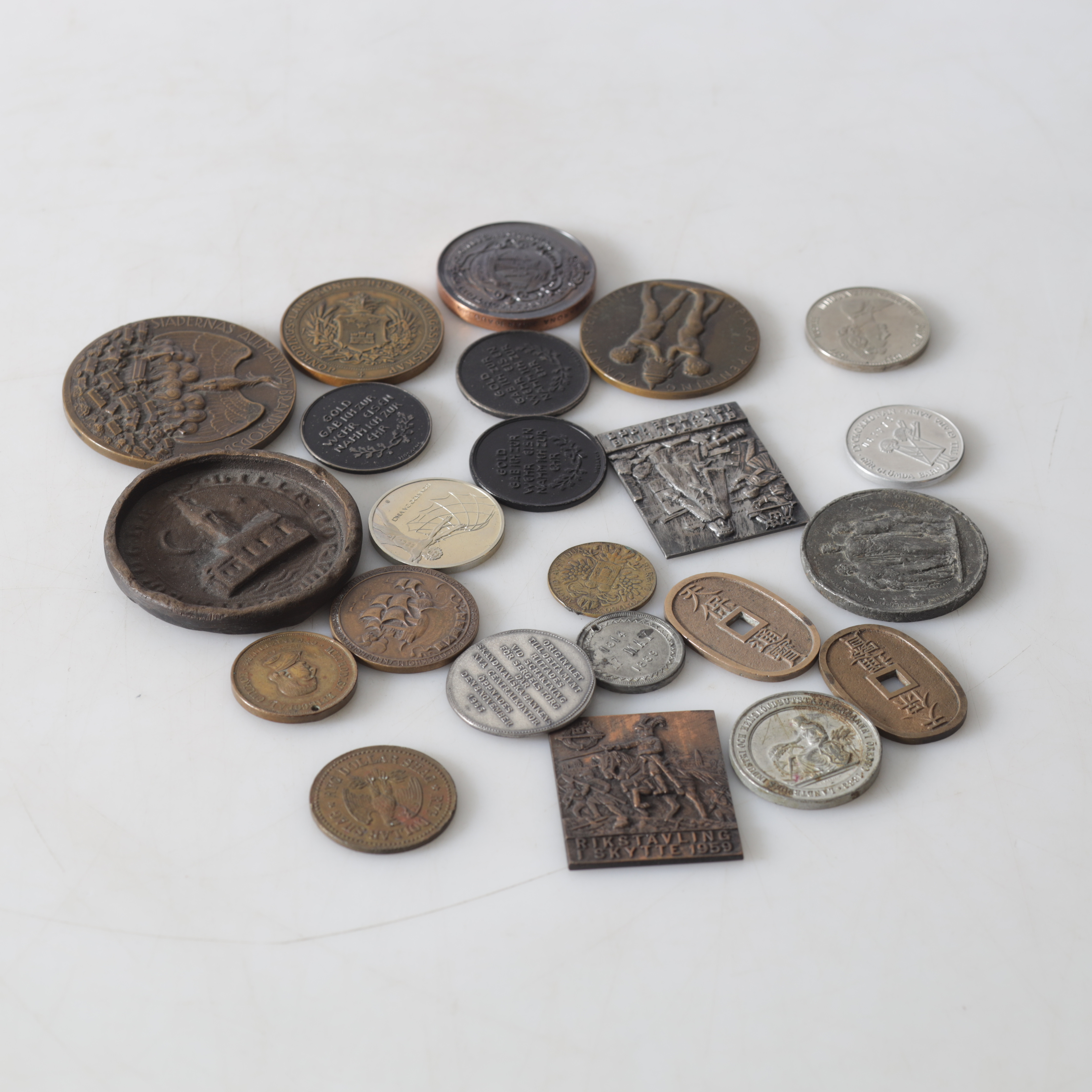 MYNT & MEDALJER, ca 23 st, metall, Sverige & övriga världen, 18/1900-tal.