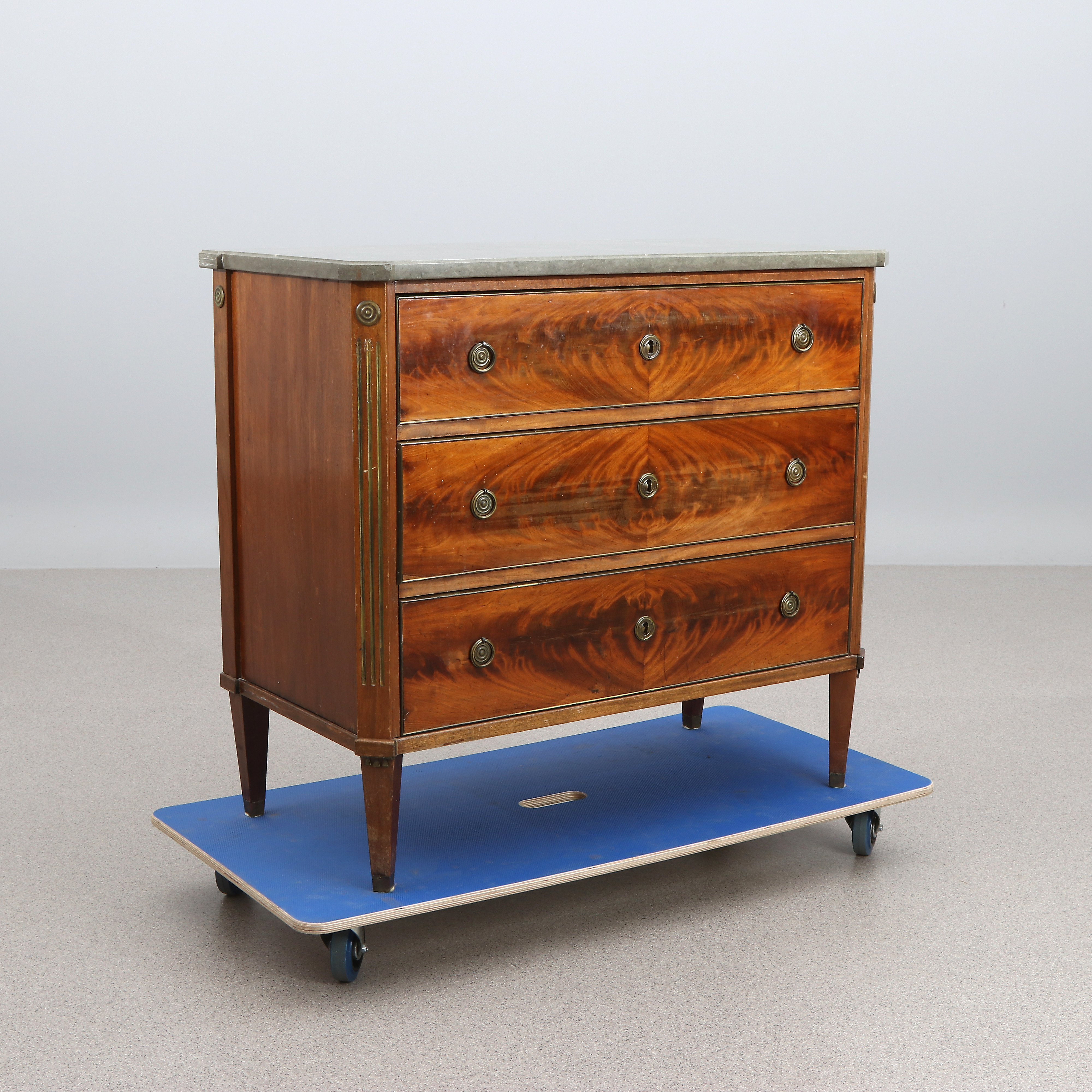 BYRÅ MED STENSKIVA. Mahogny med mässingslister. Gustaviansk stil, tidigt 1900-tal.
