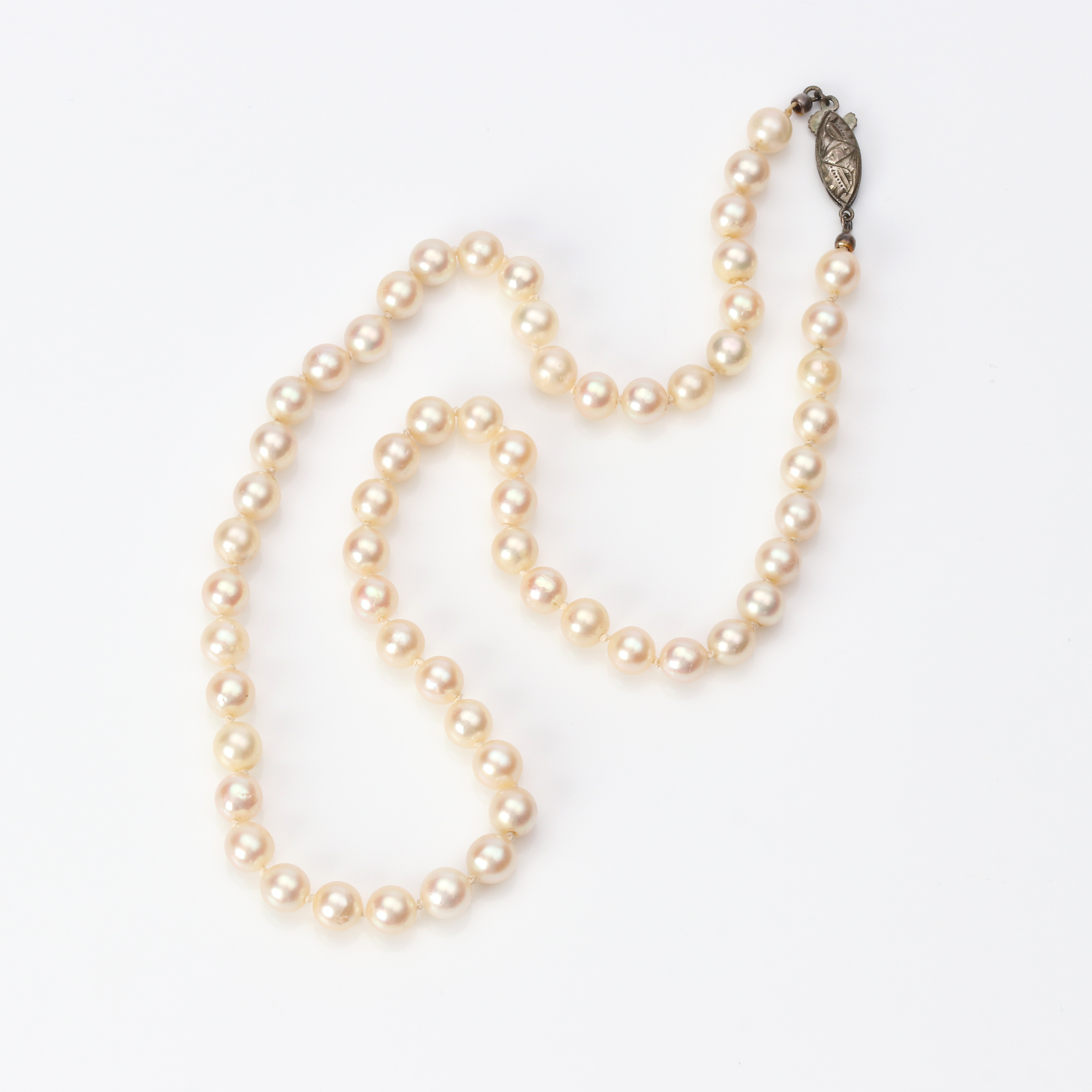 PÄRLCOLLIER. Odlade pärlor, sannolikt saltvattenpärlor, lås i silver.