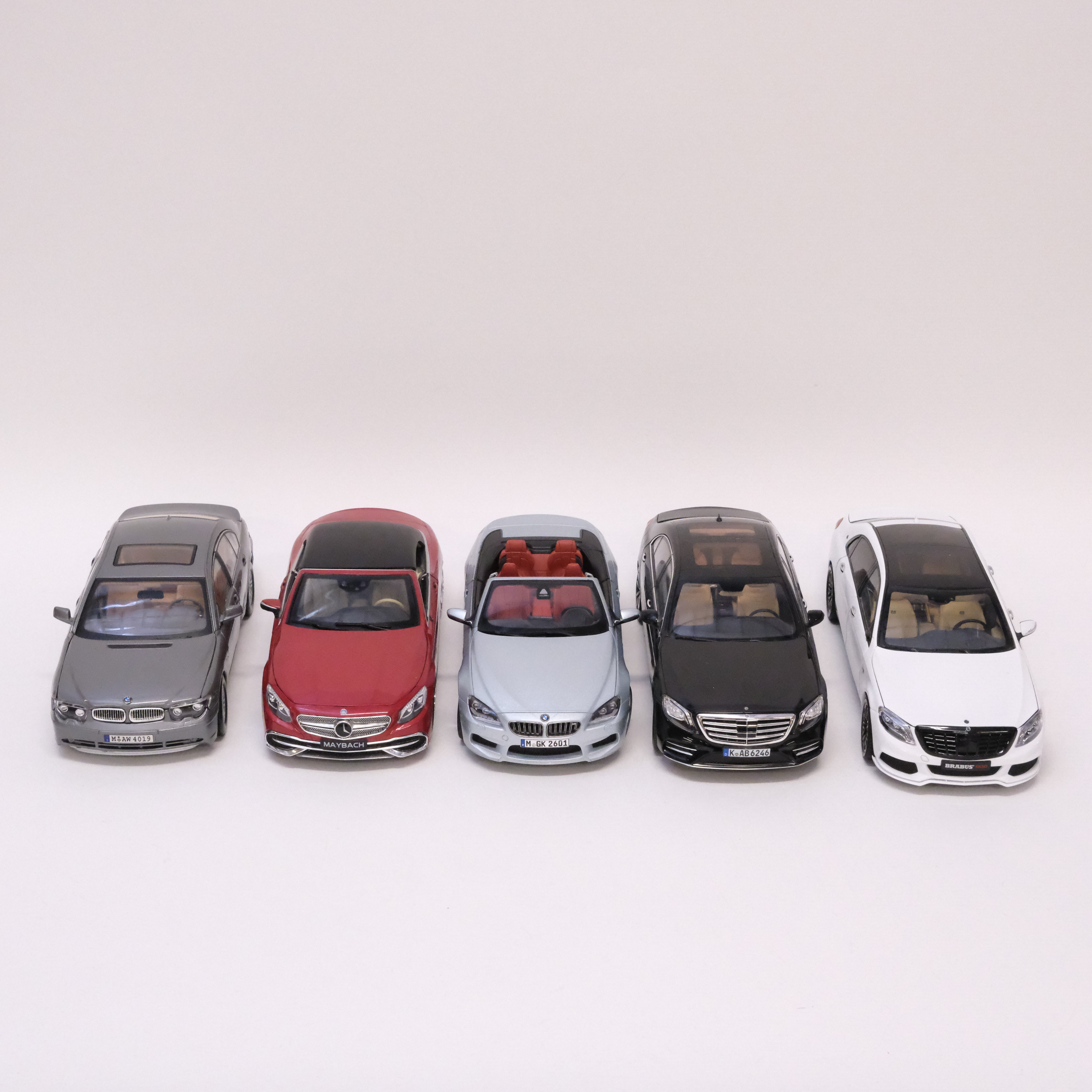 FEM MODELLBILAR. MOTOR MAX, NOREV OCH ALMOST REAL/BRABUS 900. SKALA 1:18.