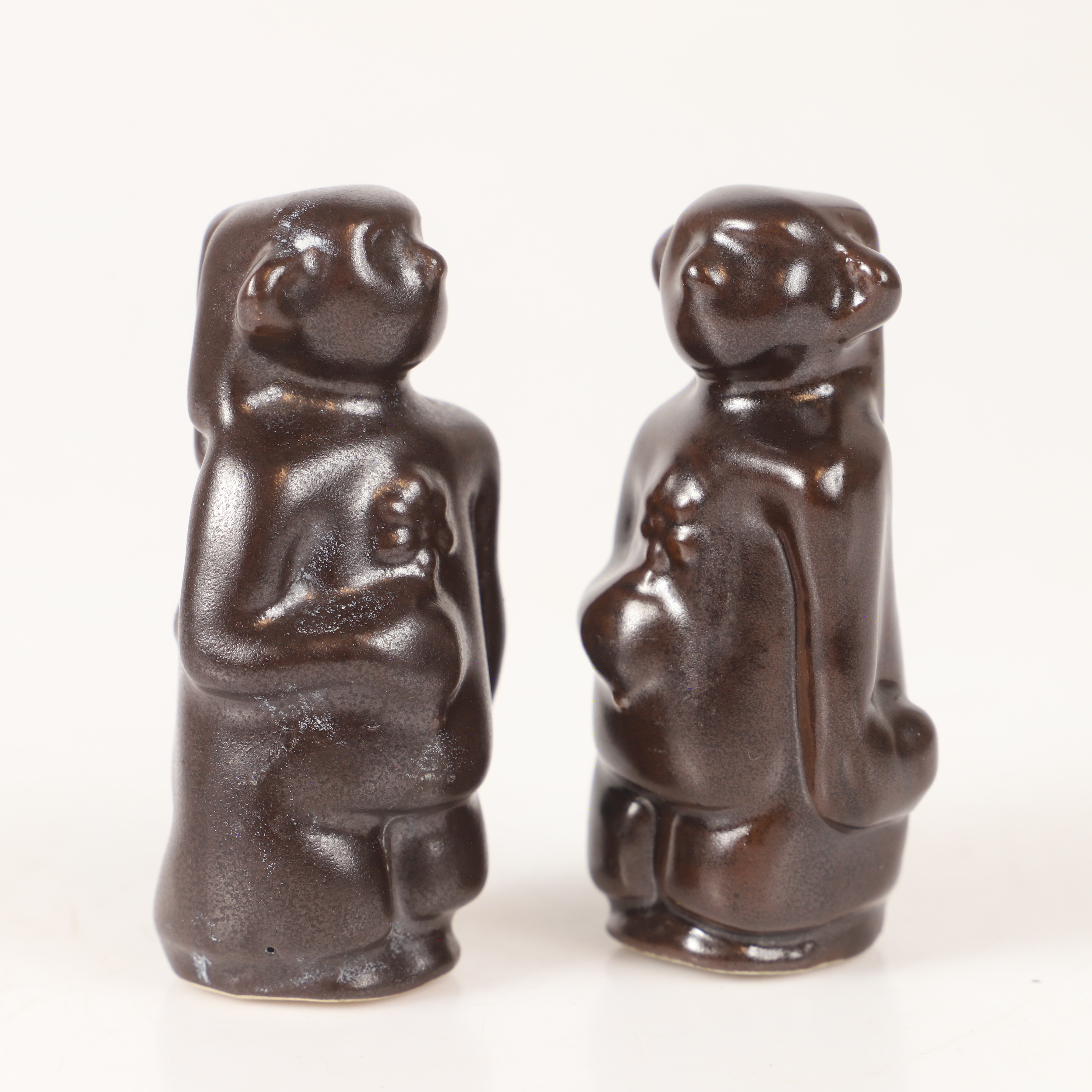 ÅKE HOLM. Figuriner, 2 stycken "Kullatroll", keramik, stämpelsignerade.