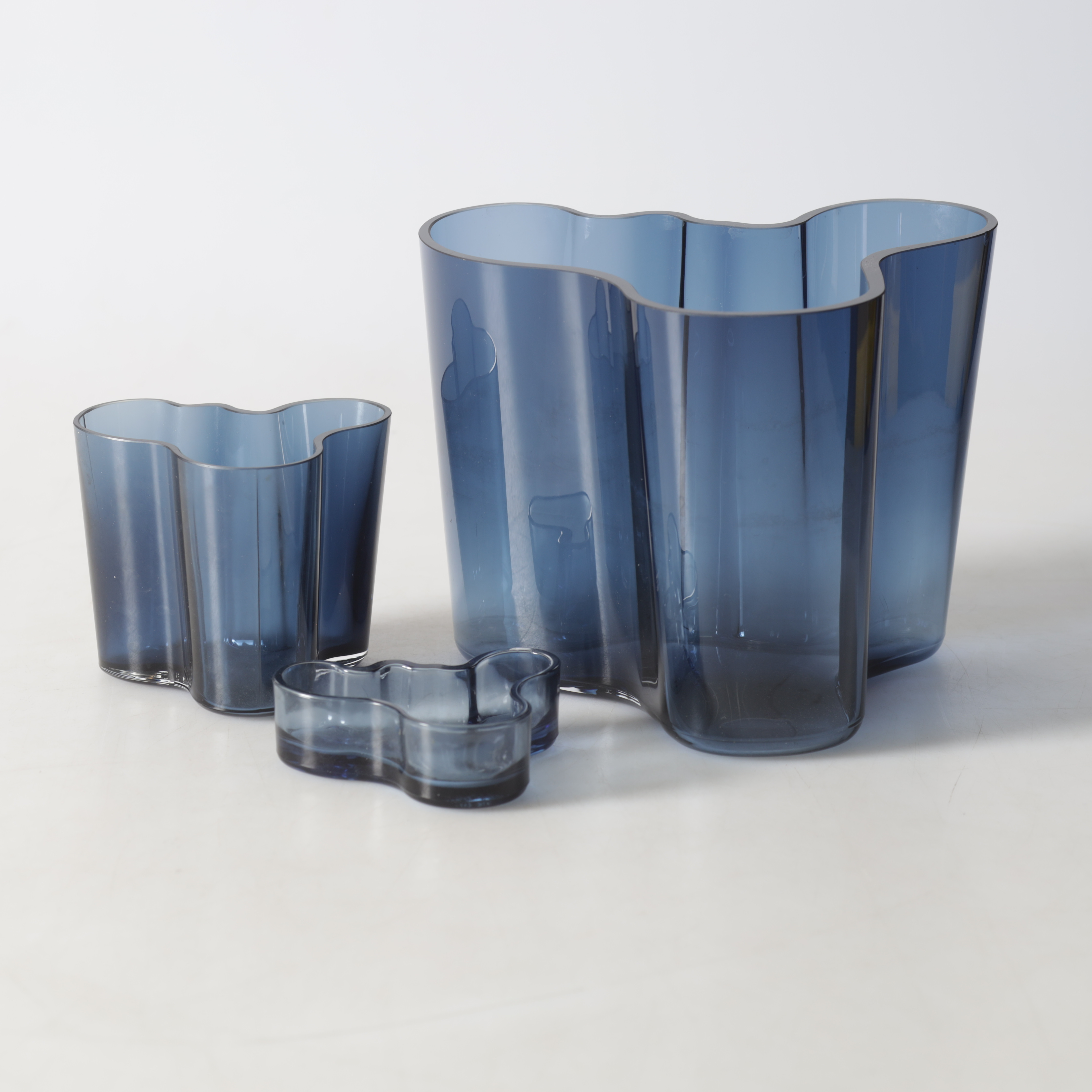 ALVAR AALTO. vaser & skål, 3 delar, glas, "Savoy", Iittala.