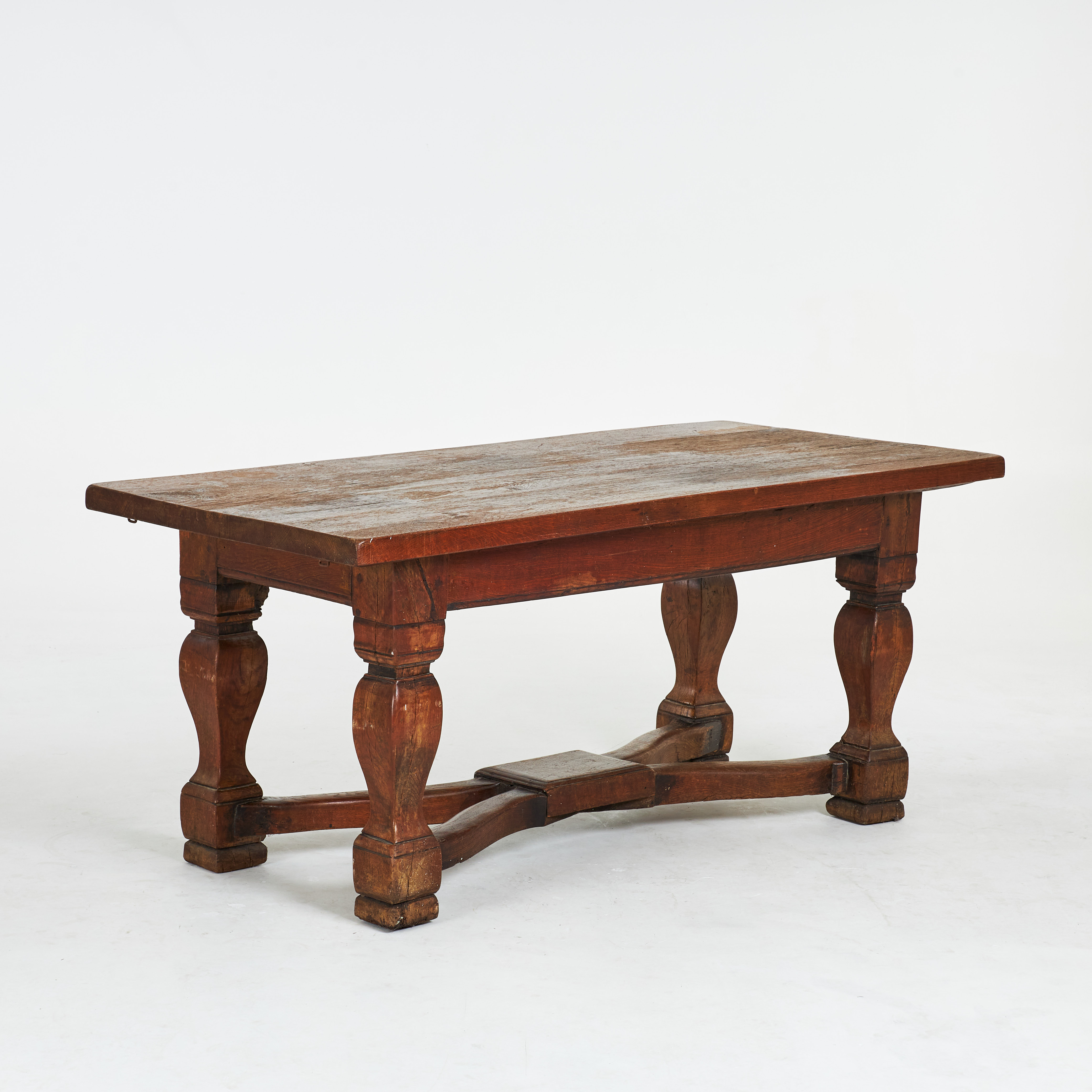BORD. 1800-tal, barock-stil, ek, kopplad benställning, skulpterade ben, löst liggande skiva.