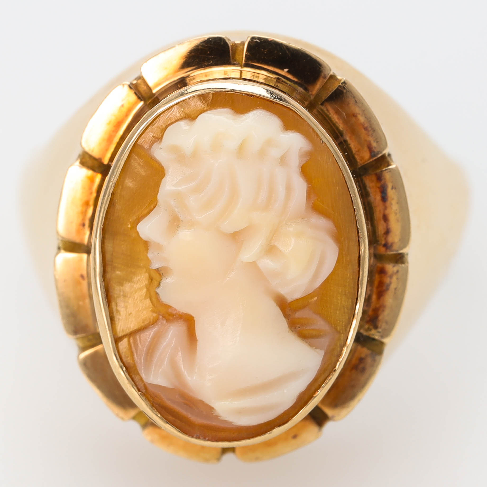 RING, 14 k guld, snäckskalscamé av kvinna i profil.