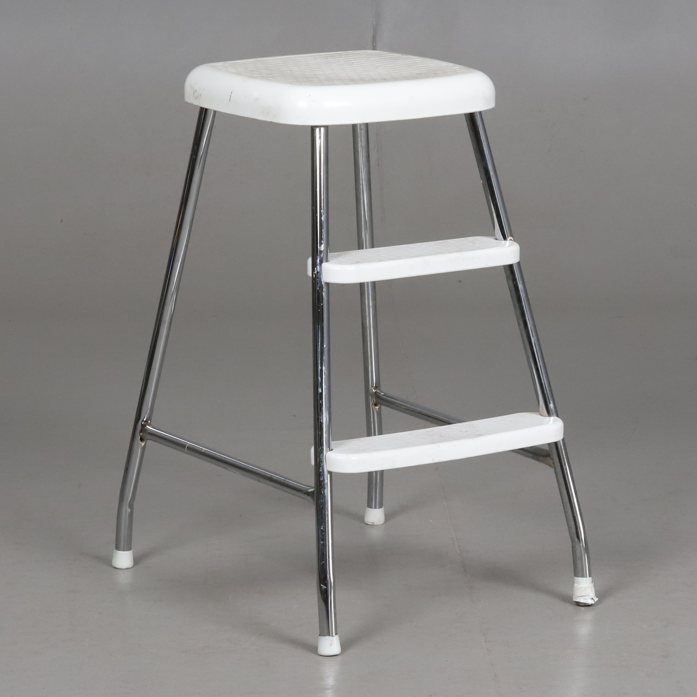 STEGPALL. Kromadmetallstomme med plaststeg.
