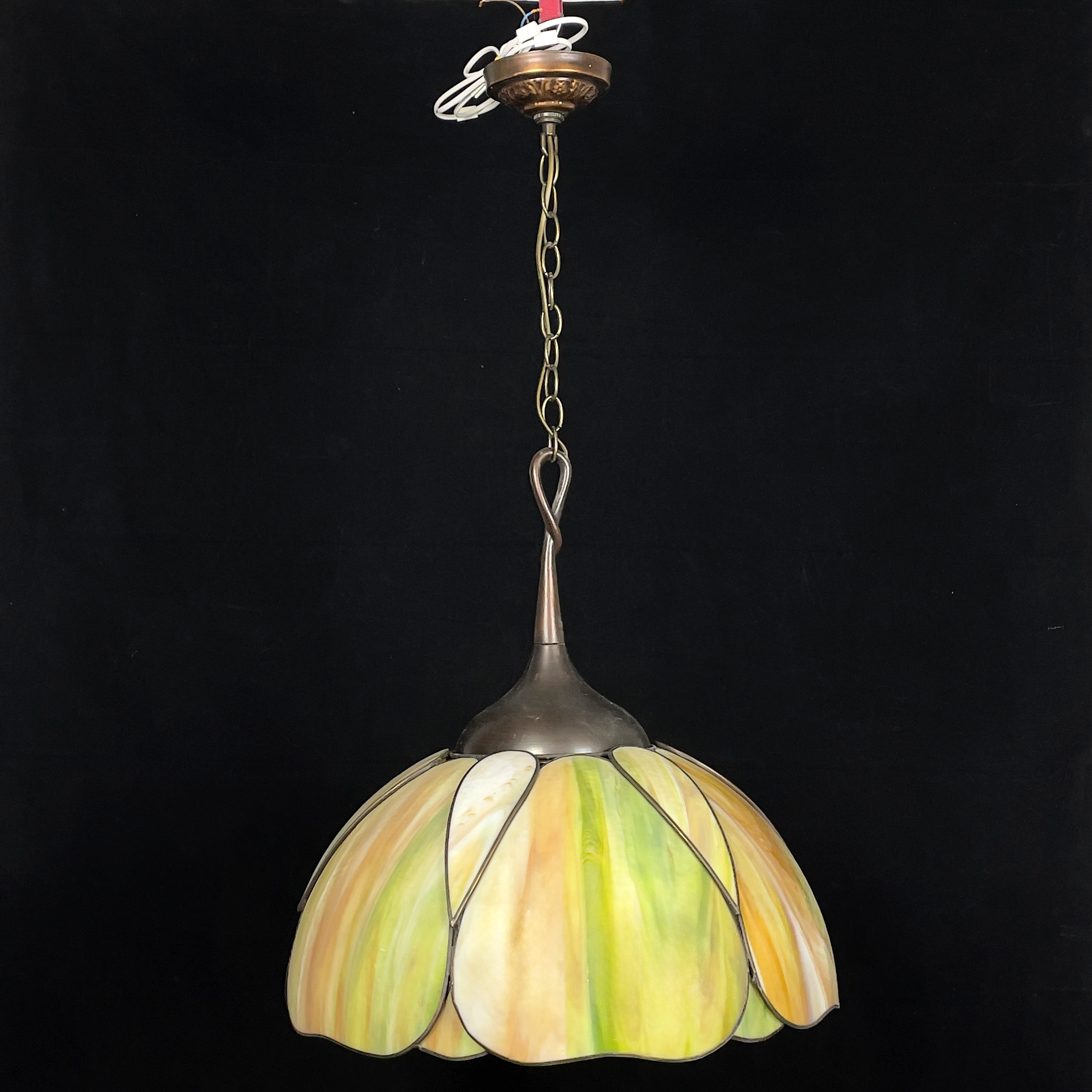 TAKLAMPA. Tiffany-stil, färgat glas & metall, 1900-talets andra hälft.