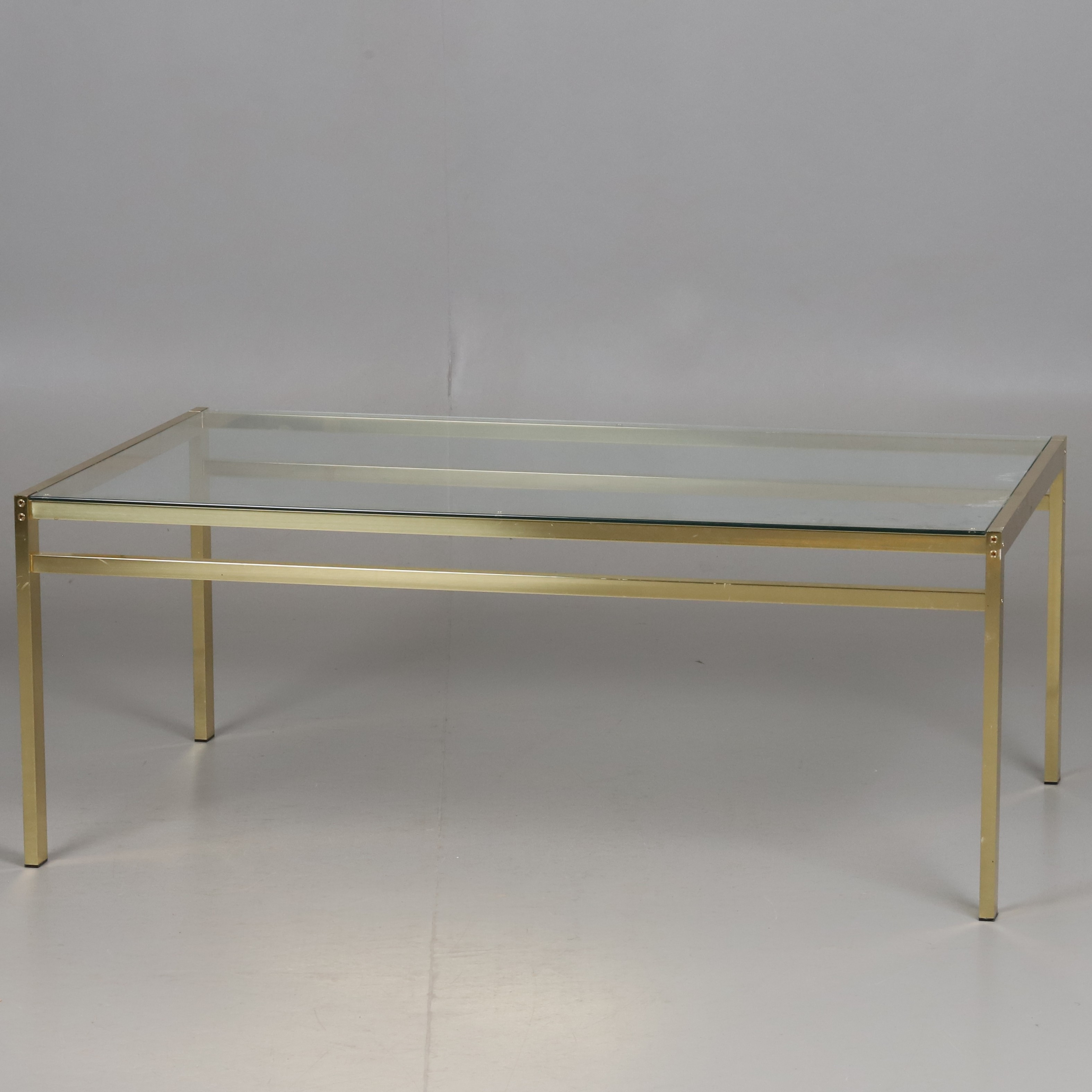 SOFFBORD. Gulmetall med glasskiva, 1900-talets senare del.