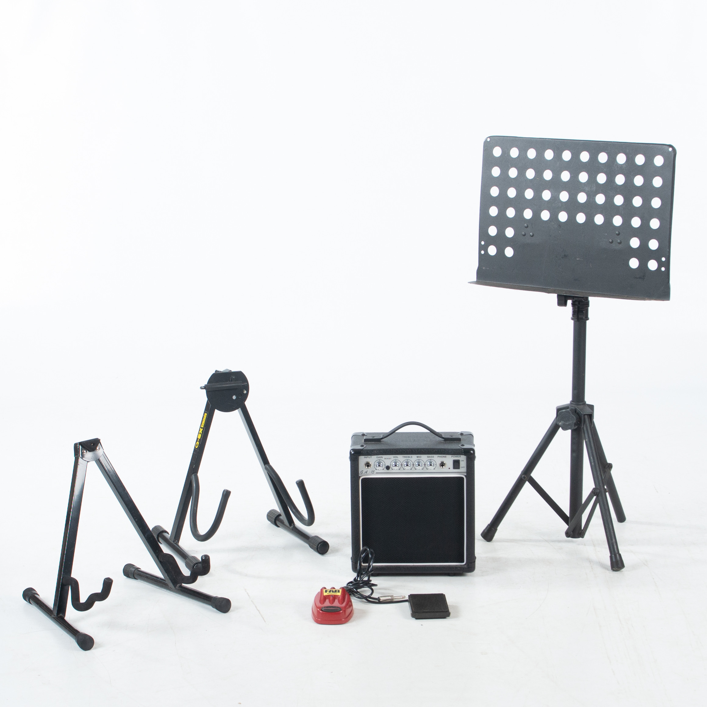 FÖRSTÄRKARE FAB DISTORTION, TVÅ GITARRSTÄLL, NOTSTÄLL, PEDAL.