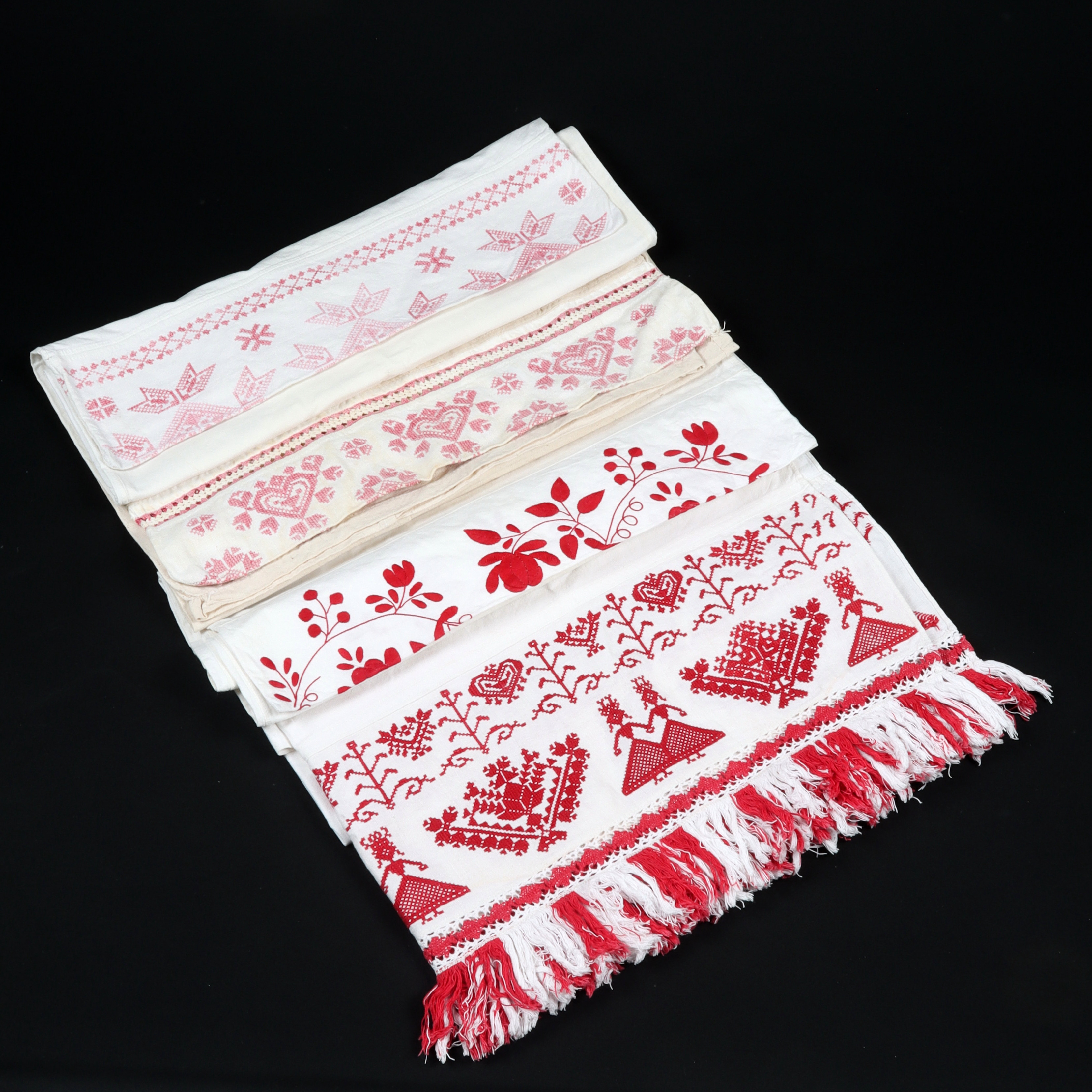TEXTIL, allmoge, förhänge,och örngott, Delsbo, 1900-talets första hälft.