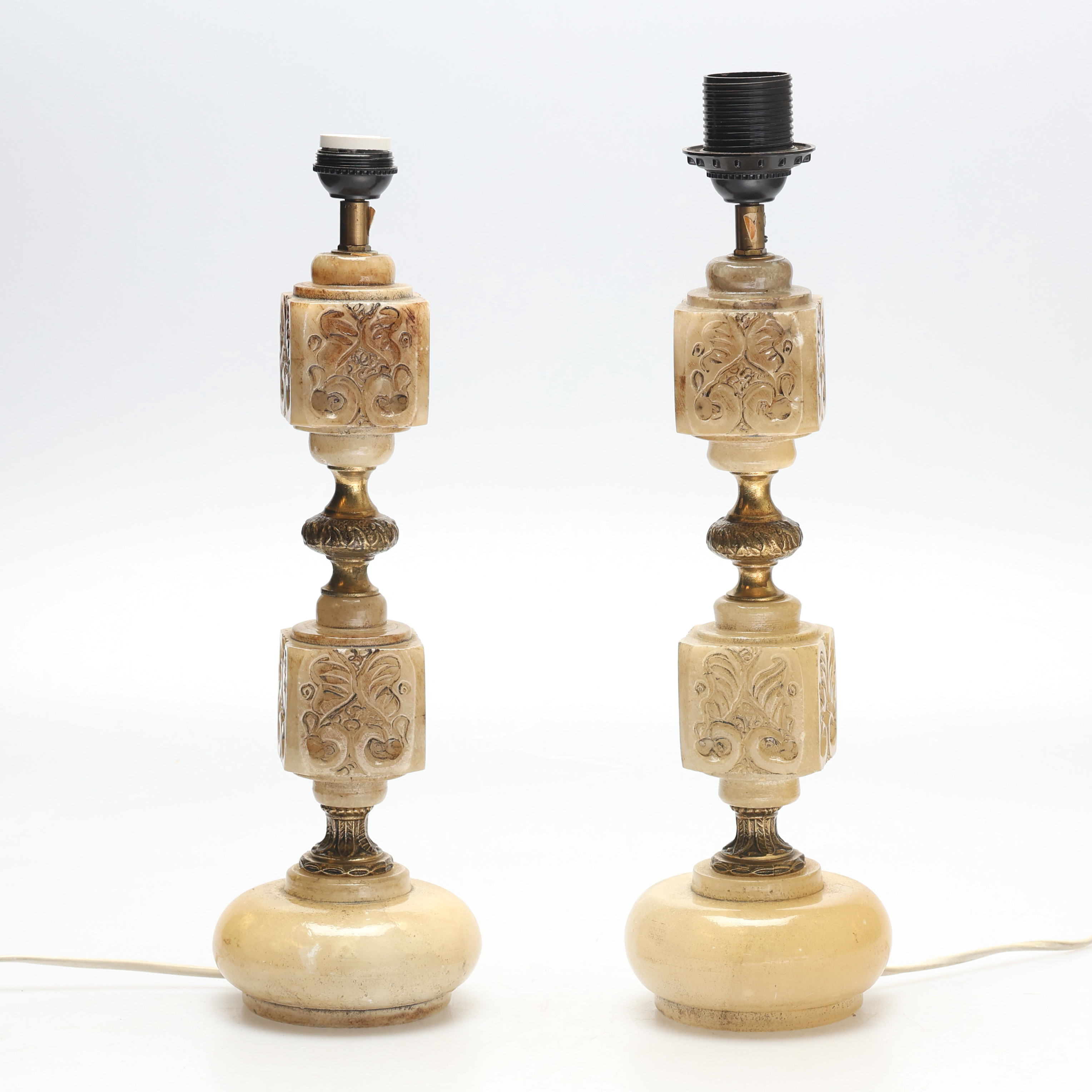 BORDSLAMPOR, ett par, onyx/mässing, 1900-tal.