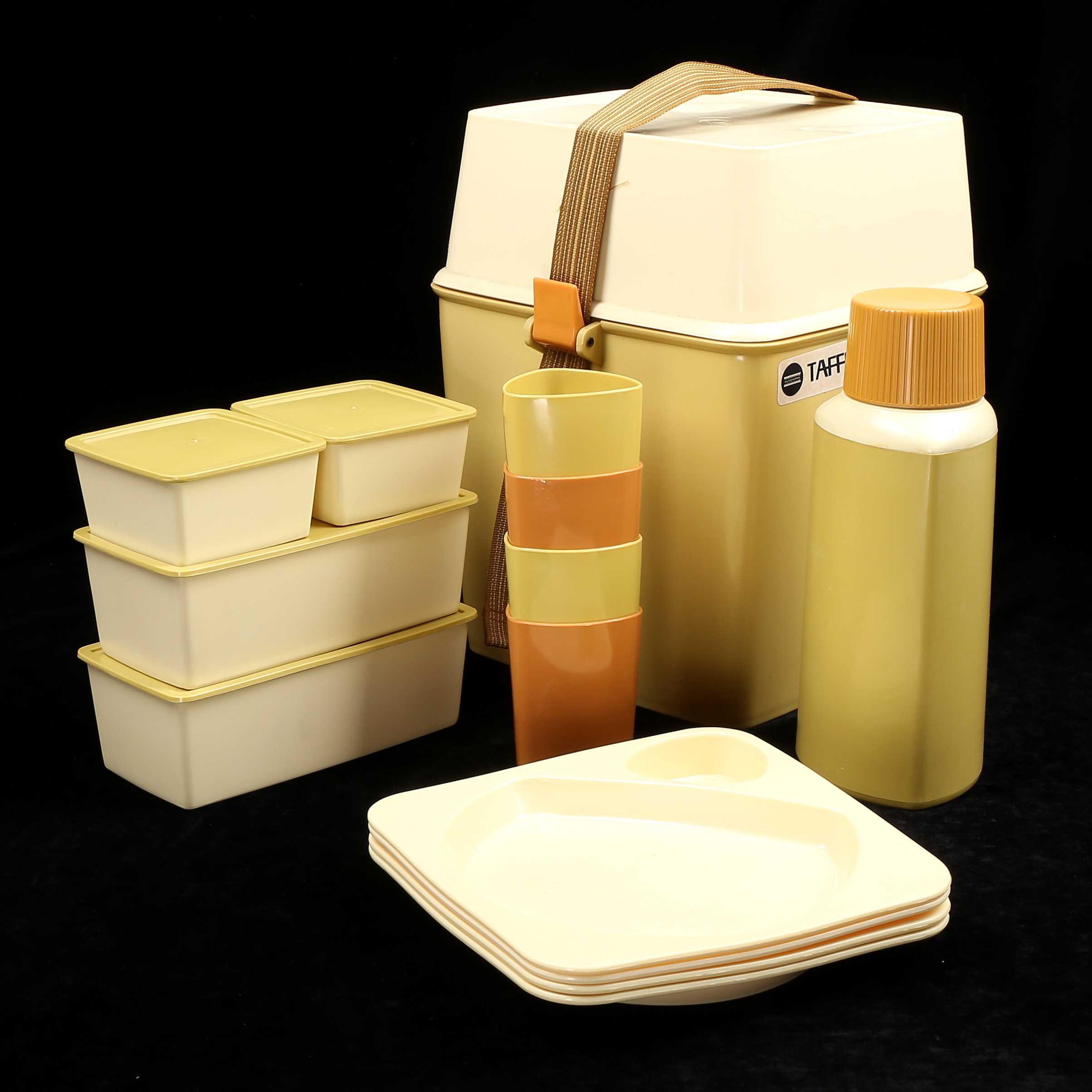 SIGVARD BERNADOTTE. Picknickset, plast, "Taffel", Husqvarna, 1960/70-tal.